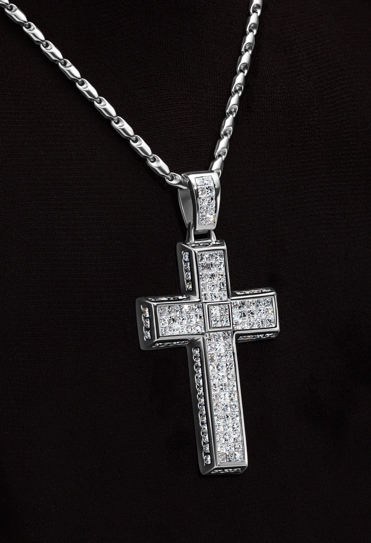 Contemporain Collier croix en or blanc avec diamant naturel de 14,90 carats en vente