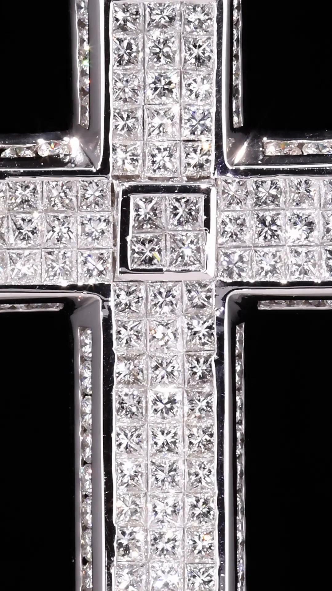 Taille princesse Collier croix en or blanc avec diamant naturel de 14,90 carats en vente