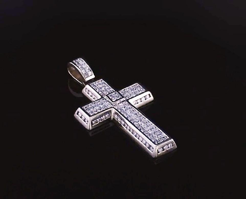 Collier croix en or blanc avec diamant naturel de 14,90 carats Unisexe en vente