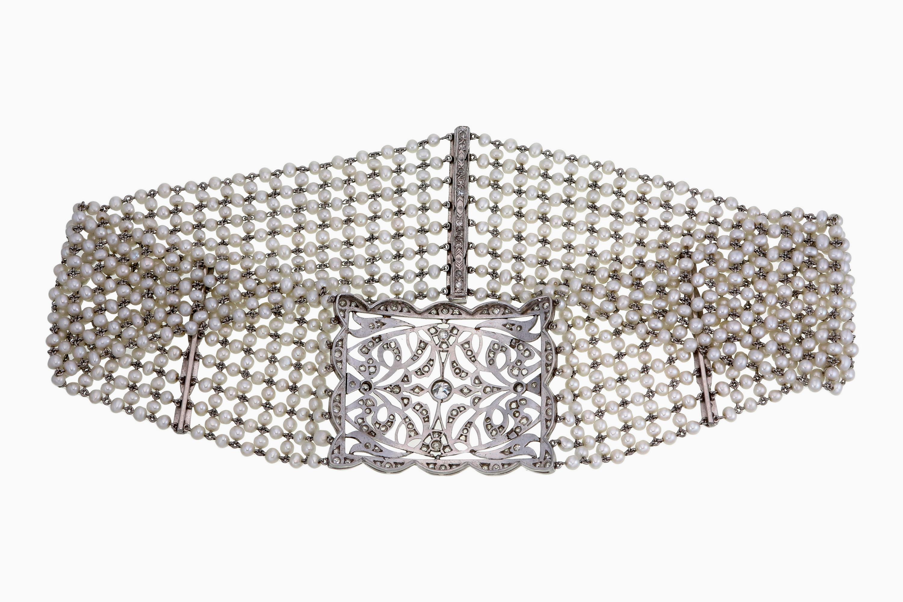 Dieses exquisite Diamantarmband von REWA Jewels aus 18 Karat Weißgold ist die Eleganz in Person.

 In dem komplizierten Design funkeln 120 Diamanten mit einem Gewicht von etwa 14,93 Karat.

Dieses zeitlose Kleidungsstück eignet sich perfekt für