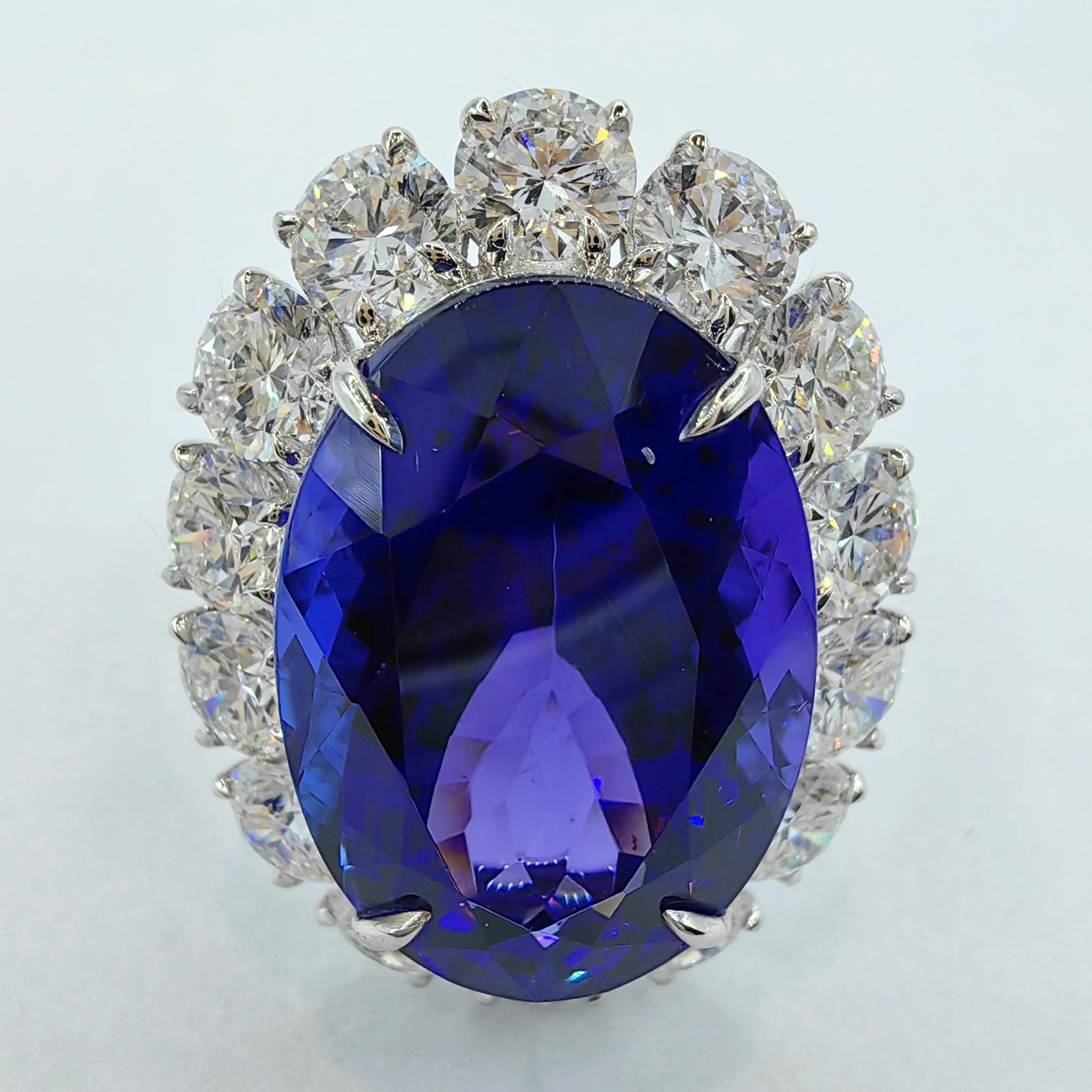 Nous vous présentons notre extraordinaire bague cocktail à halo de diamants tanzanites taillés en ovale de 14,93ct, un chef-d'œuvre exquis qui incarne le luxe et la sophistication.

La pièce maîtresse de cette bague est une Tanzanite ovale de