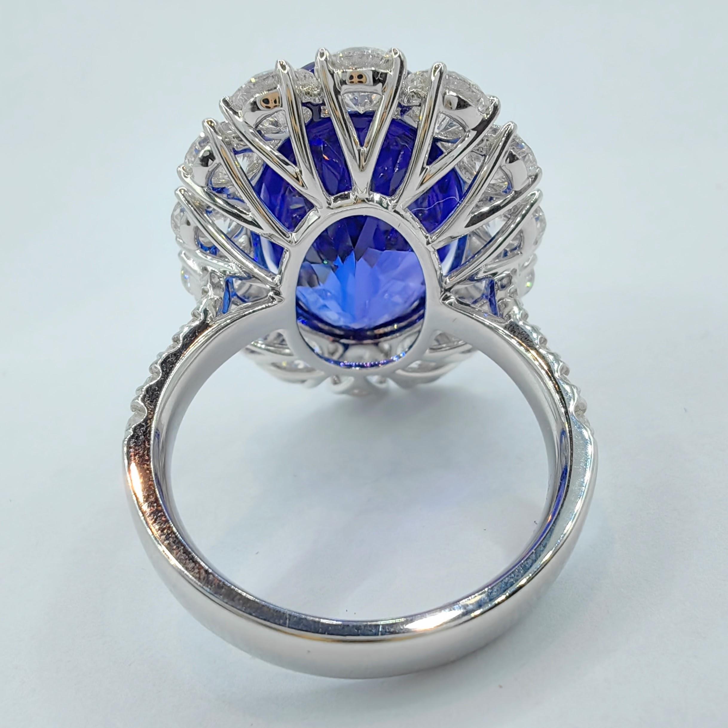 Taille ovale 14.93ct Tanzanite taille ovale 3.6ct Diamant GIA Halo or blanc 18K Bague de cocktail en vente