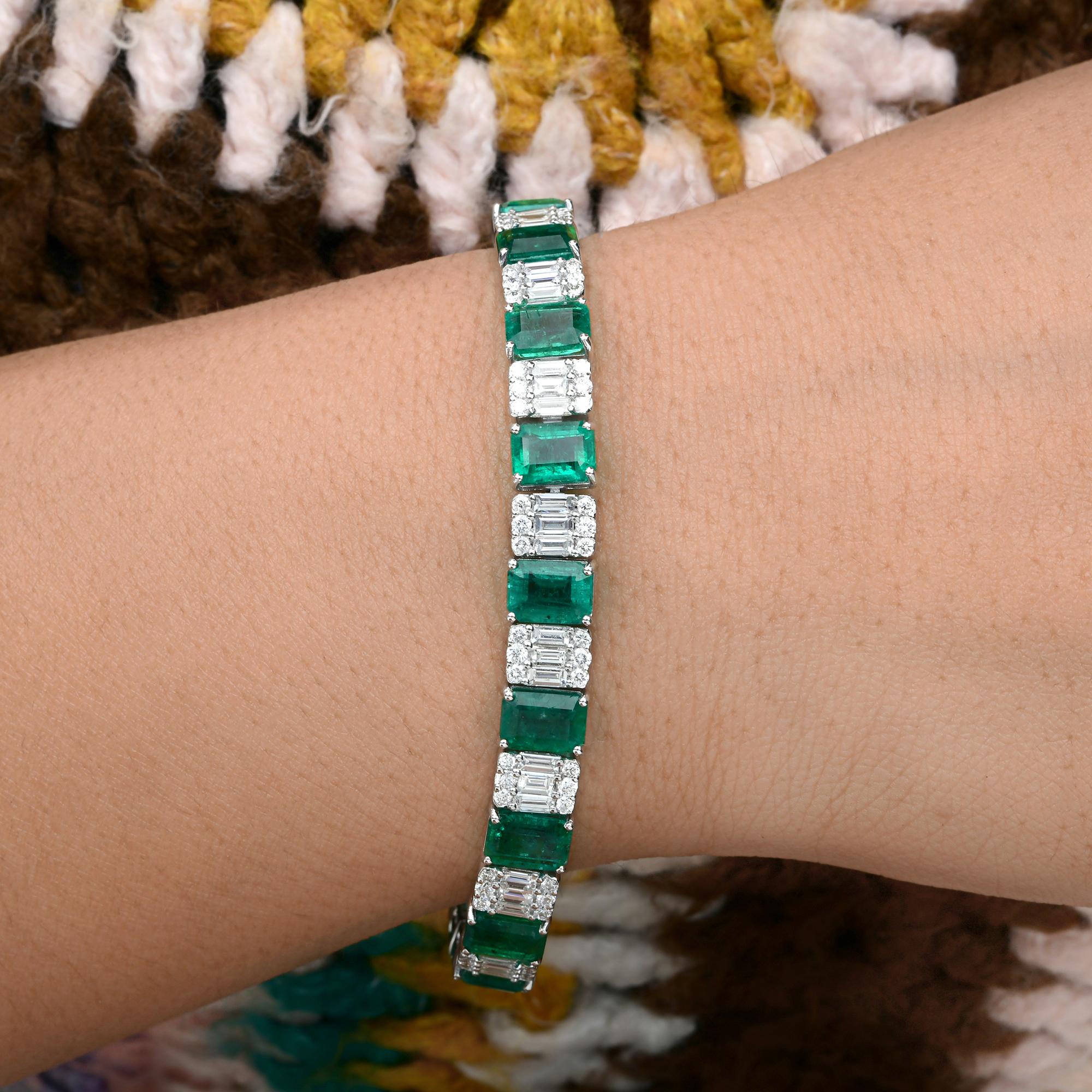 Esmeralda de Zambia de 14,96 qt Pulsera de tenis con diamantes de 4,64 qt Oro blanco de 18 quilates
La pulsera tiene una esmeralda de talla octogonal y diamantes dispuestos en fila con un racimo de diamantes engastados alternativamente tras la