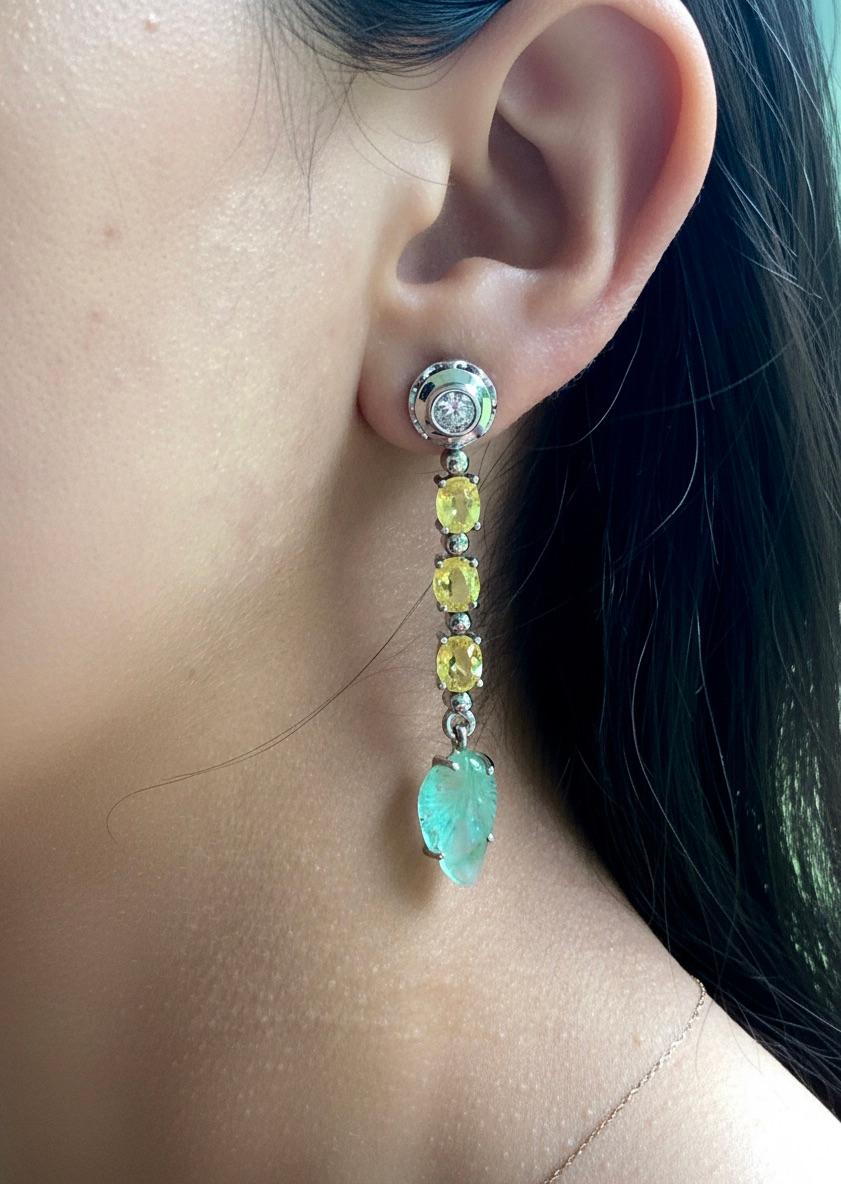 Donna Orecchini a goccia in oro 18 carati con smeraldo zaffiro e diamanti da 14,98 carati in vendita