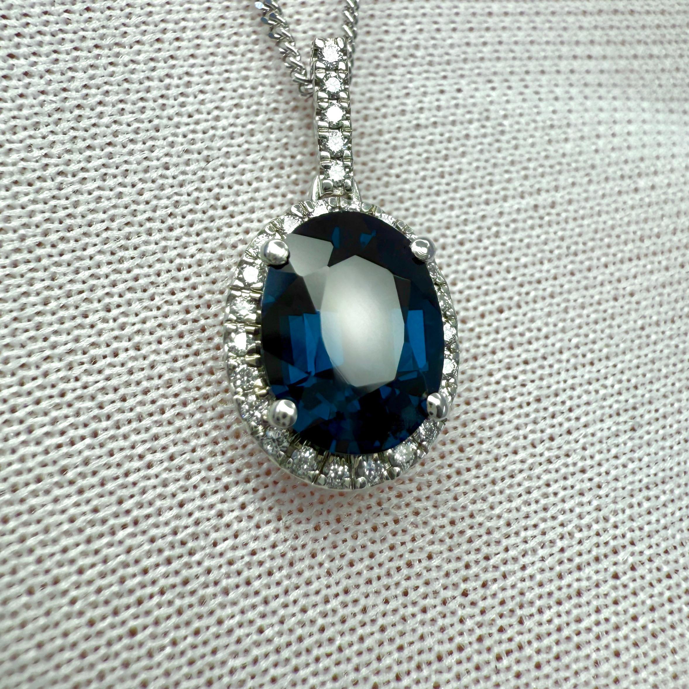 Collana con ciondolo in platino con diamanti e spinello blu profondo con taglio ovale da 1,49 carati In condizioni Nuovo in vendita a Birmingham, GB