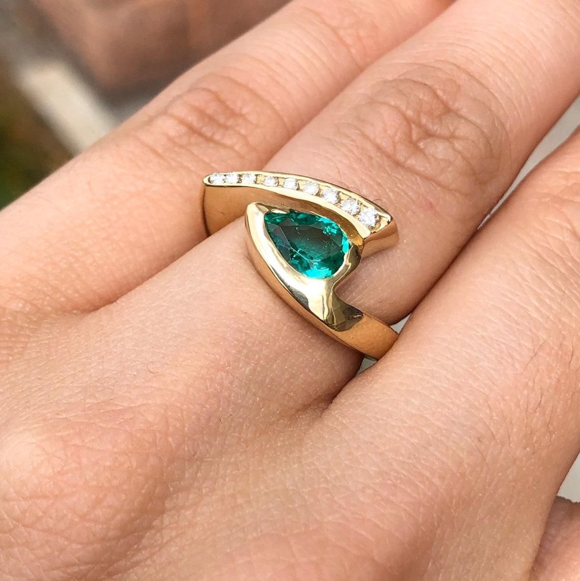 1.49tcw 14K Zambian Emerald Pear & Round Diamond Statement Bypass Ring (bague de contournement) en vente 1