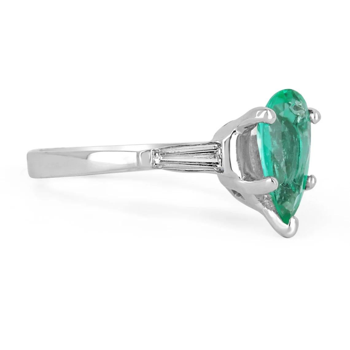 Ein klassischer, 18K natürlicher kolumbianischer Smaragd Birne & spitz zulaufender Diamant Drei-Stein-Verlobungsring. Ein zeitloser, klassischer und eleganter Verlobungsring mit einem echten, in der Erde abgebauten Smaragd im Birnenschliff,
