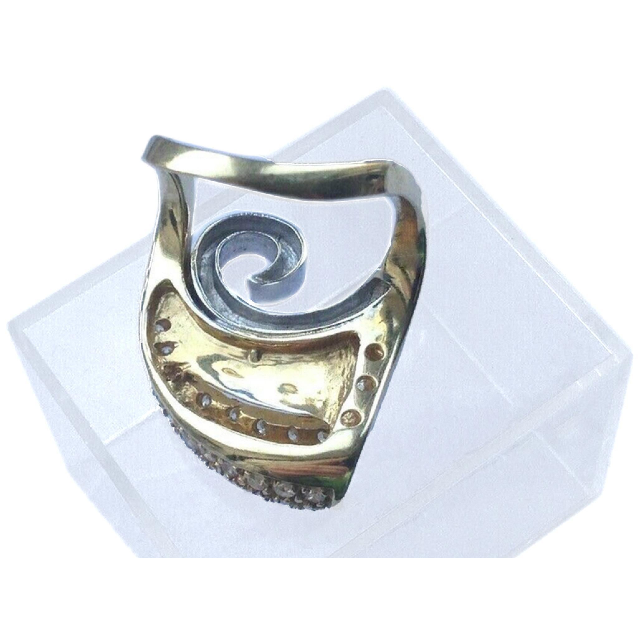 14ct 585 Gold Zeitgenössischer Statement-Ring
Weiß- und Gelbgold
Datiert 1980er Jahre
Dieser schöne Ring der Contemporary ist 
Set mit 35 unbekannten klaren Steinen 
Vollständig gepunzt 