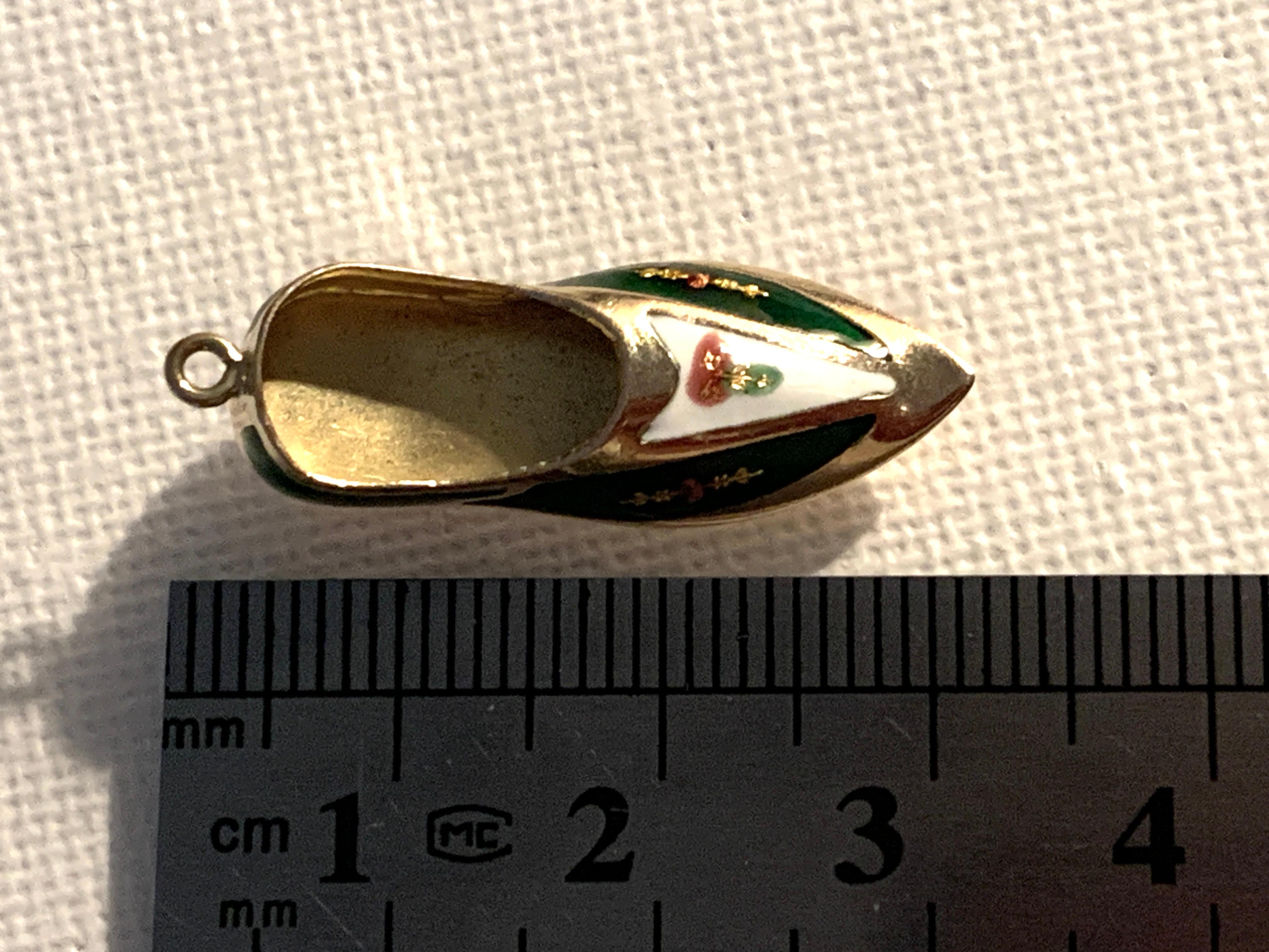 Charm a forma di pantofola turca in oro 14ct 585
con bellissimi dettagli floreali in Greene & Greene
Il design rispecchia le pantofole del periodo ottomano.
Registrazione per orafi D328
con numeri 585 per l'oro 14ct.

Dimensioni 3cm x 1cm x 3,8 mm