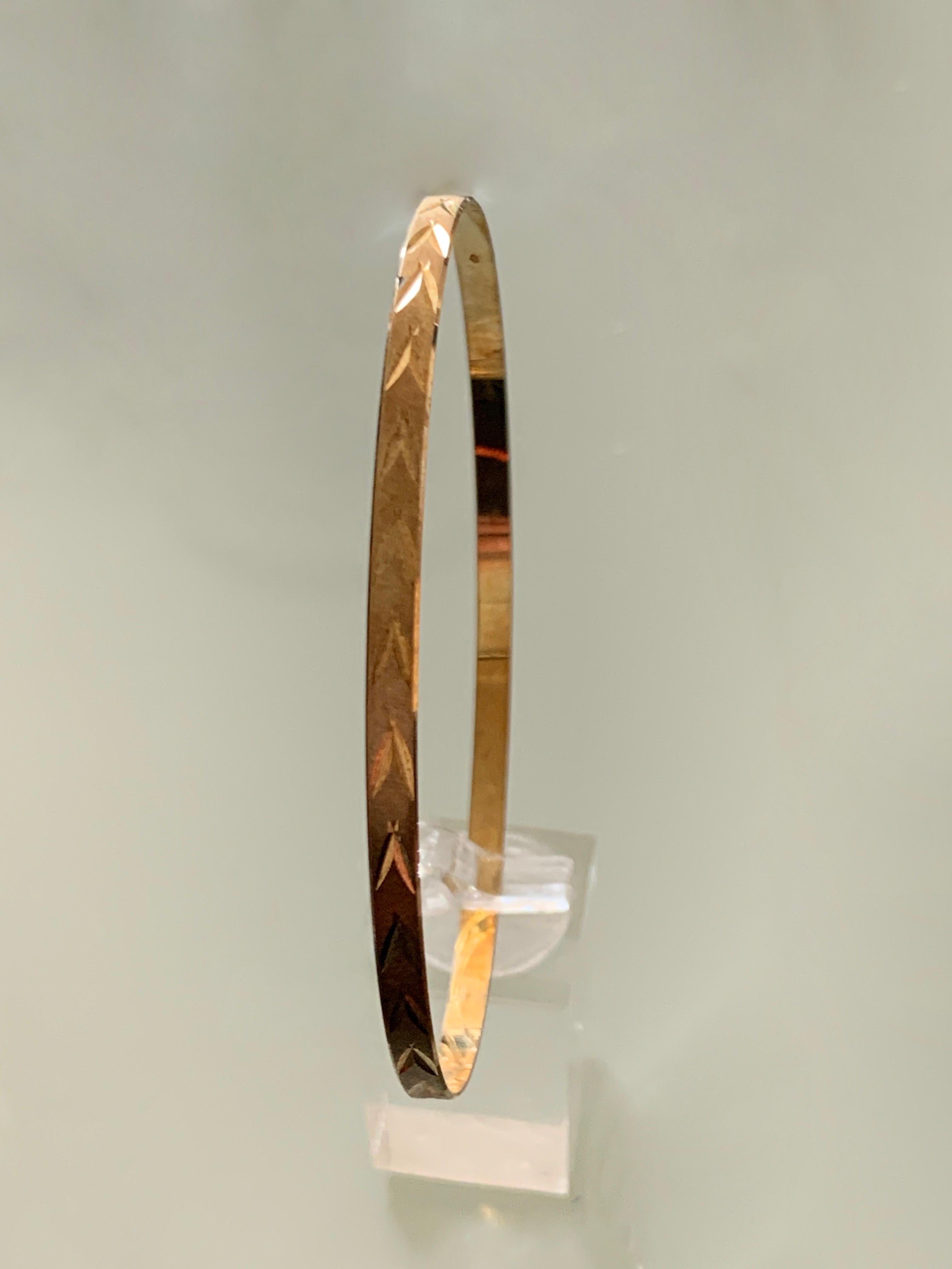 Bangle vintage in oro 14ct 585
con un disegno di foglie inciso intorno.
Circa anni '30 - '40
da un orafo europeo sconosciuto

Ha un piccolo timbro di 585 con le iniziali Ws? accanto.
e anche un marchio a forma di cuore con simboli sconosciuti