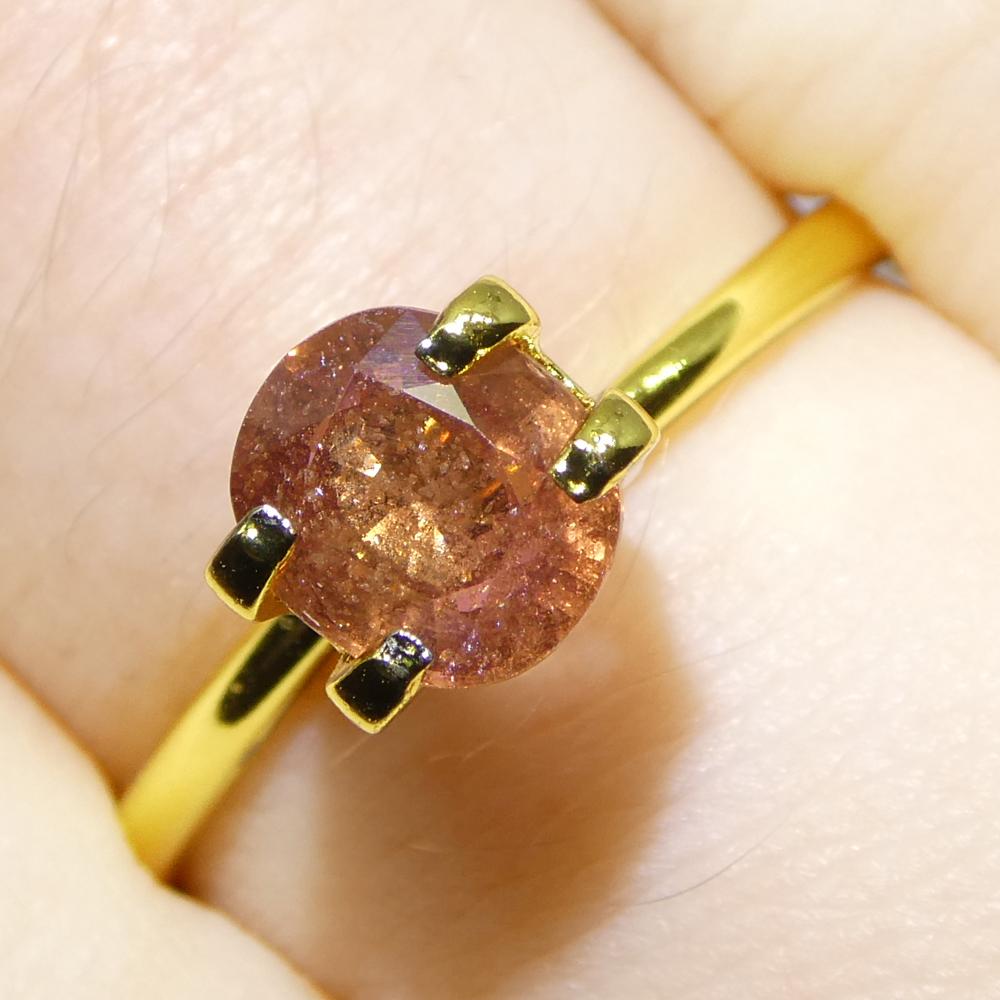 Descrizione:

Tipo di gemma: Zaffiro 
Numero di pietre: 1
Peso: 1,4 carati
Misure: 6,68 x 5,81 x 3,66 mm
Forma: Cuscino
Stile di taglio Corona: Taglio brillante
Padiglione Stile di Taglio: Taglio a gradini 
Trasparenza: Trasparente
Chiarezza: