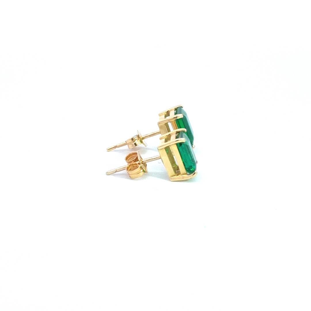 1.4ct Emerald Earrings in 18k Yellow Gold In New Condition For Sale In South Woodford, GB