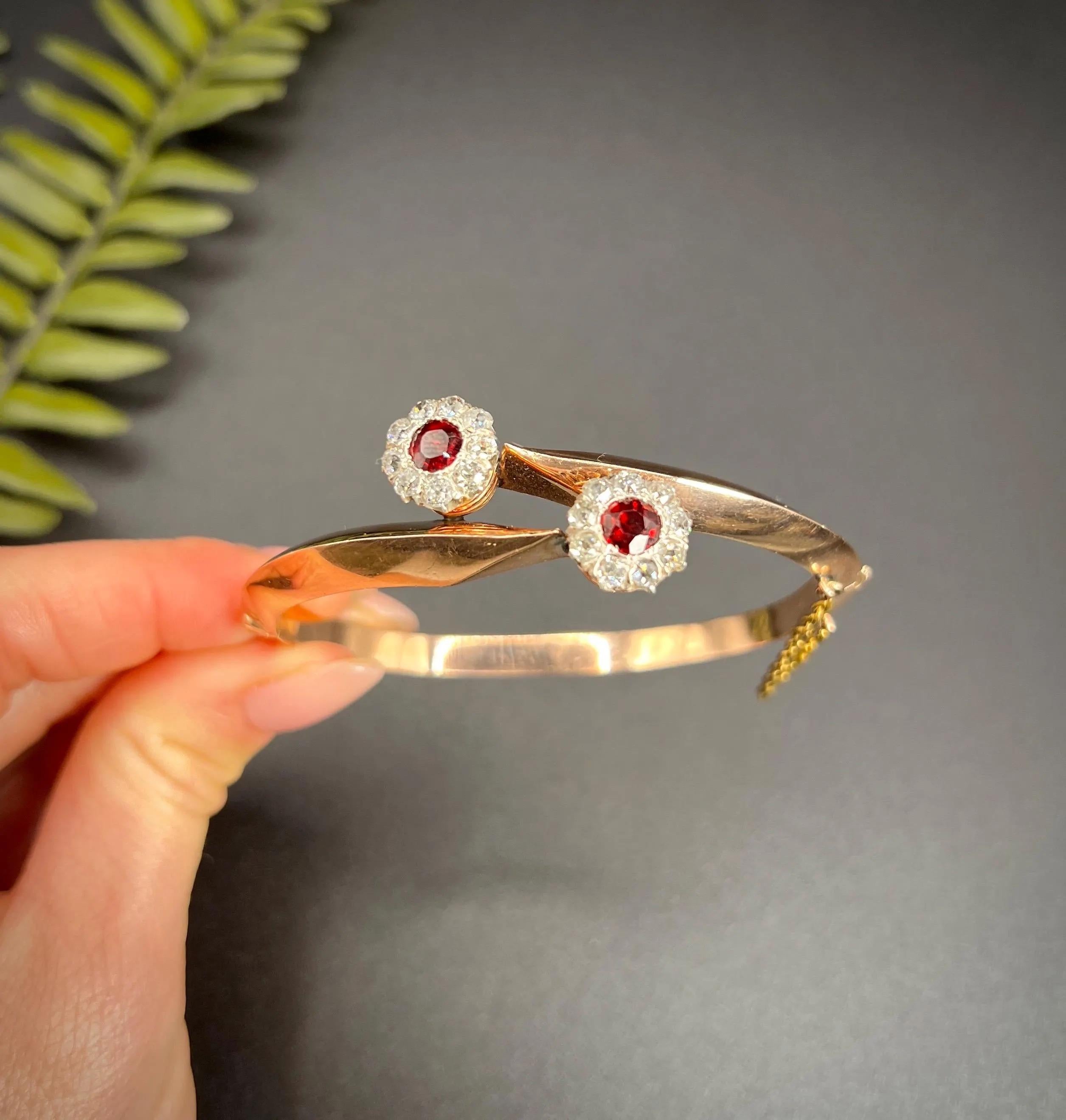 Bracciale antico in granato 

Testato in oro 14 ct. 

Circa anni '1940

Ti presentiamo una straordinaria parure di gioielli vittoriani, realizzata in squisito oro rosa 14ct. Questo straordinario ensemble è caratterizzato da un sorprendente