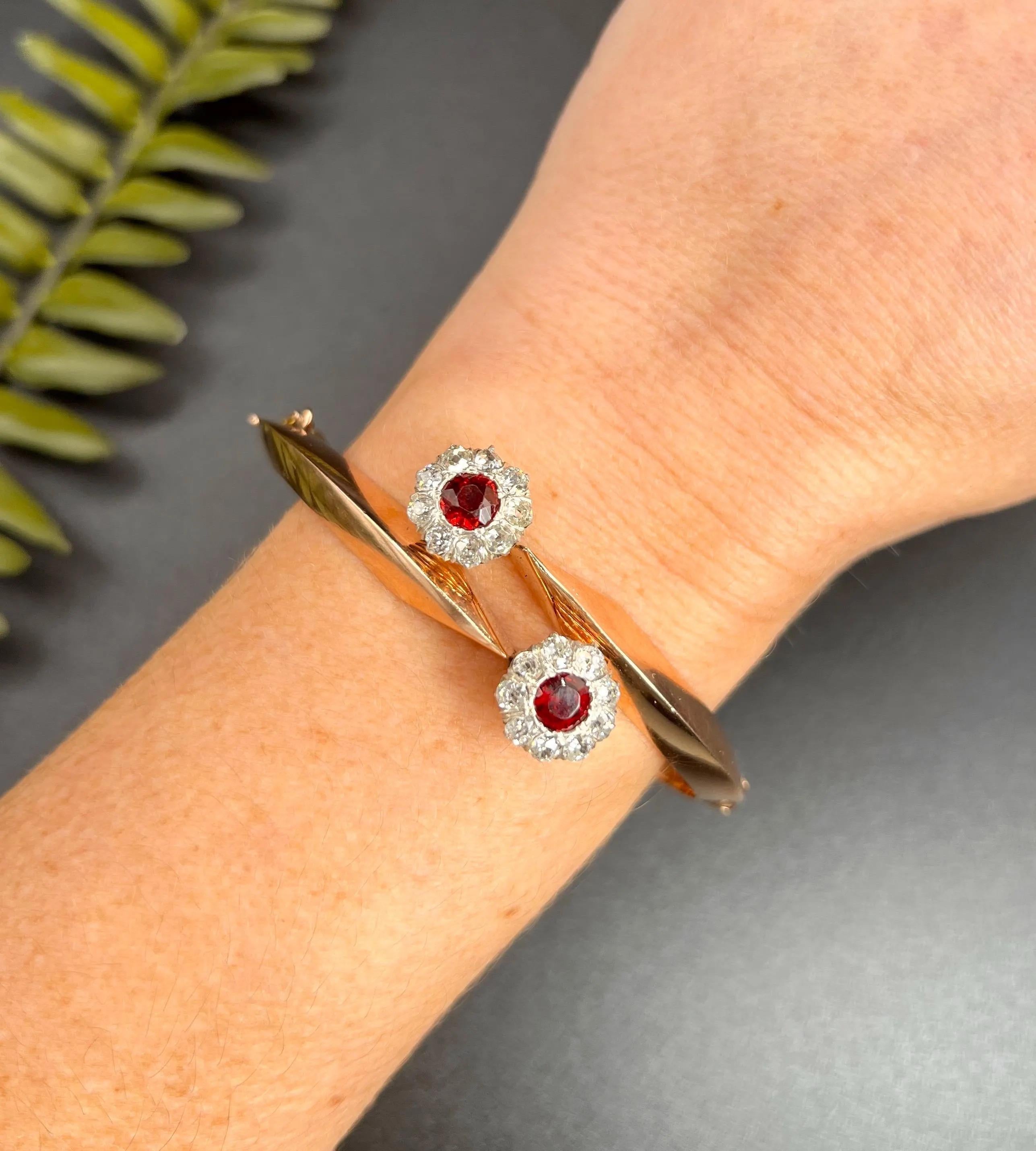 Bracciale in oro 14ct anni '40 con granato e diamanti, convertibile in orecchini a grappolo con margherita in vendita 2