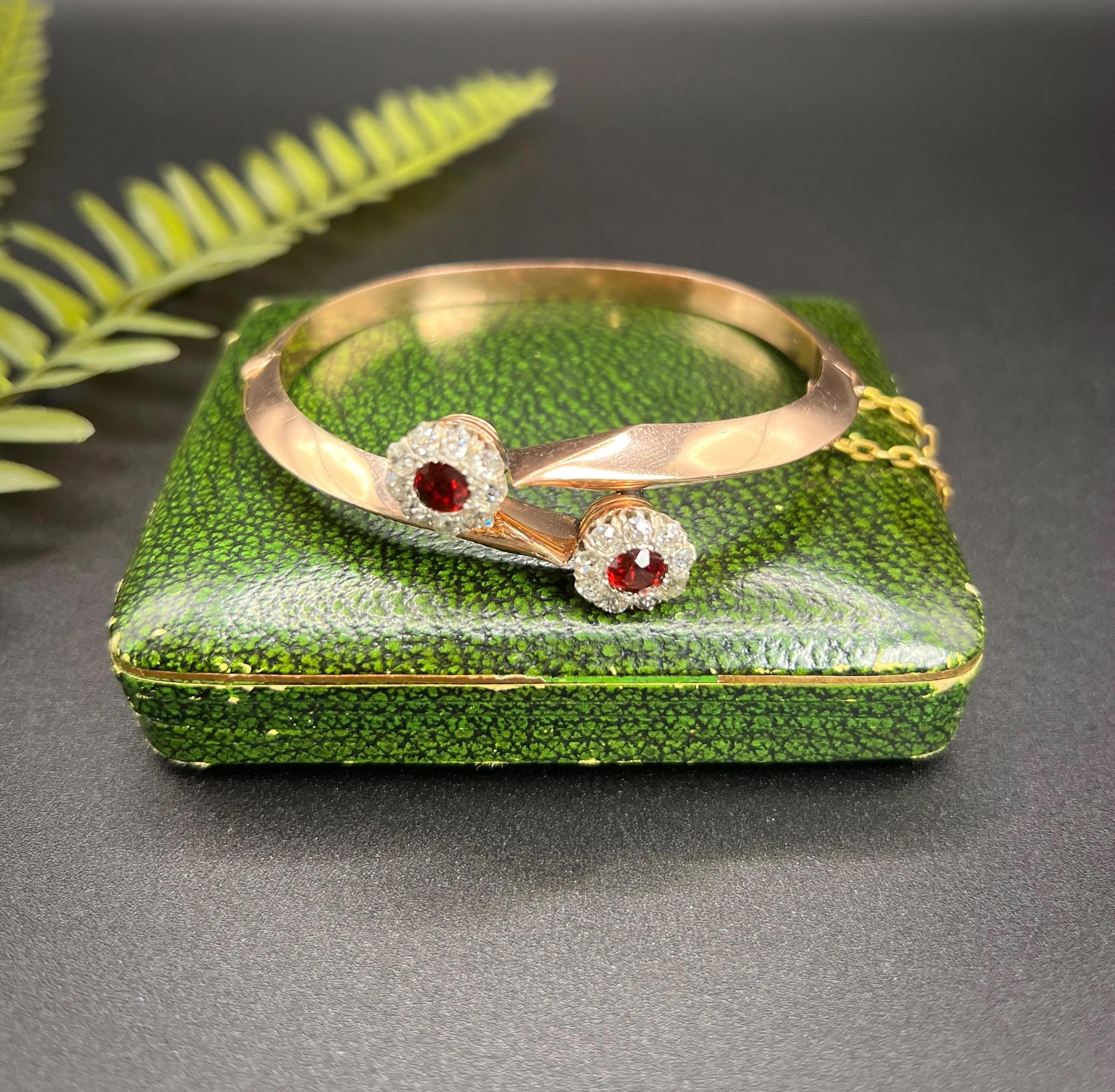 Bracciale in oro 14ct anni '40 con granato e diamanti, convertibile in orecchini a grappolo con margherita in vendita 4