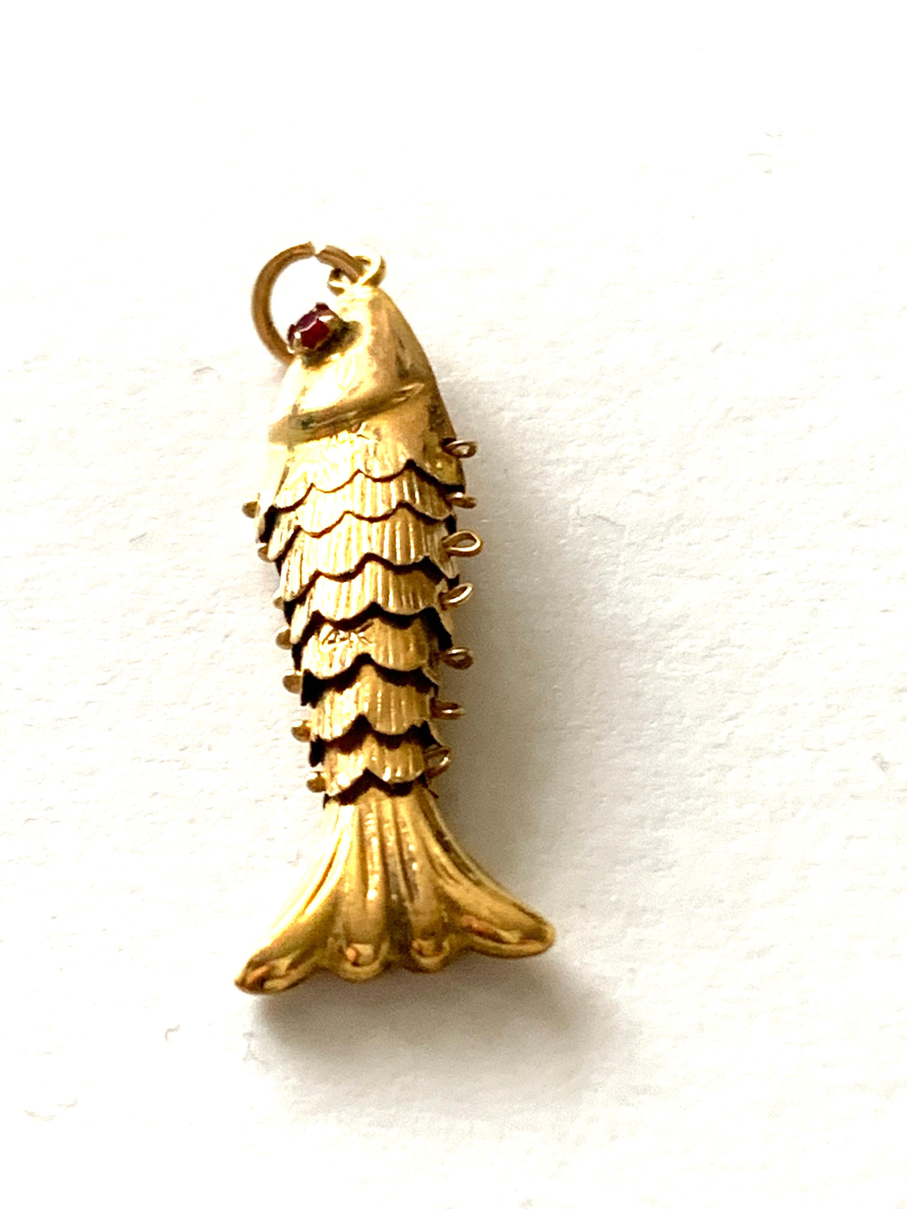 14ct Gold Anhänger mit gegliedertem Fisch im Zustand „Gut“ in London, GB