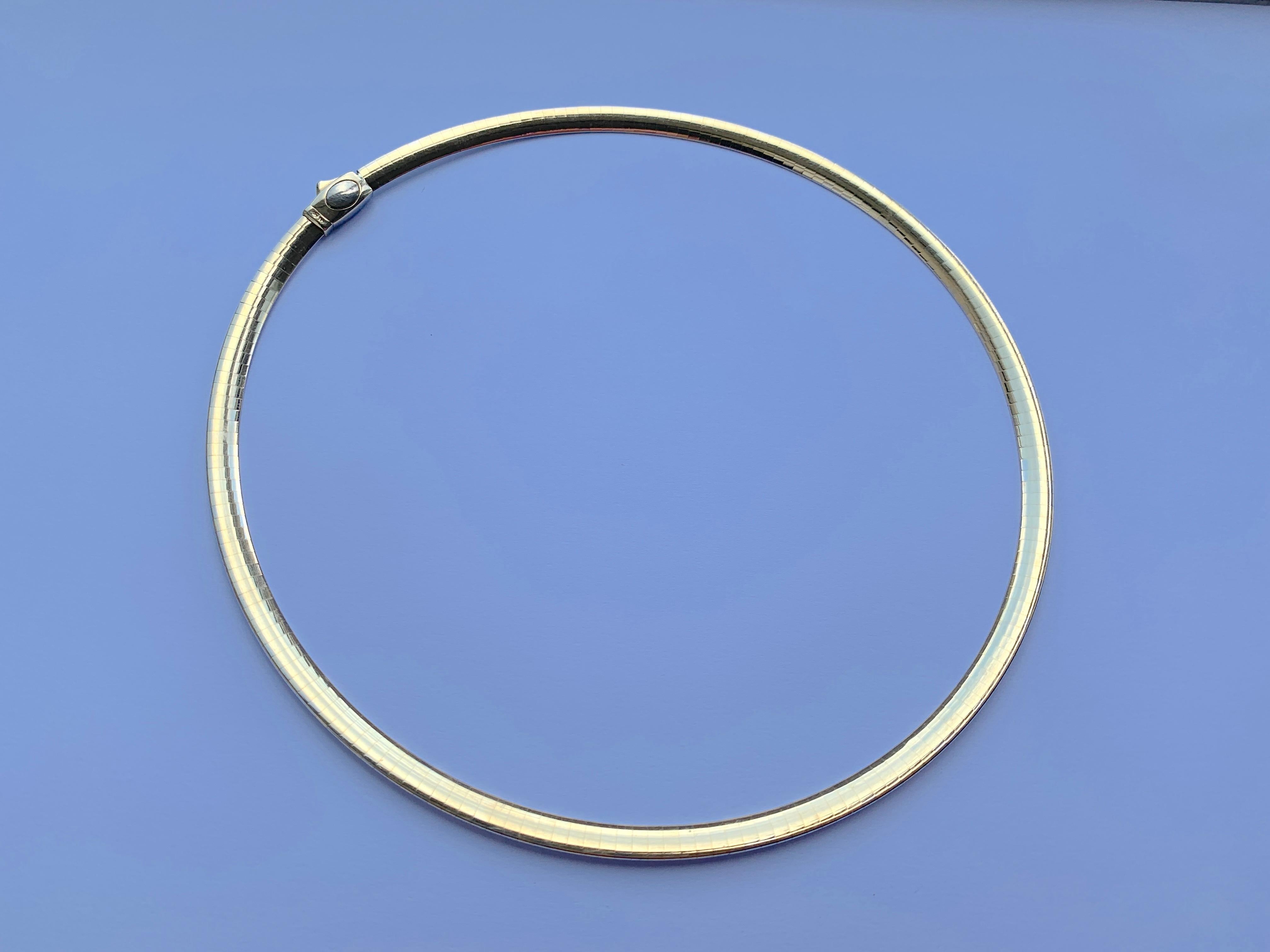 14ct 585 Gold Elegant Contemporary Choker
Its has yellow gold on one side and White Gold on the Other
smooth to the touch - highly polished surface

Size - inner Diameter 12.4 cm : 4.9