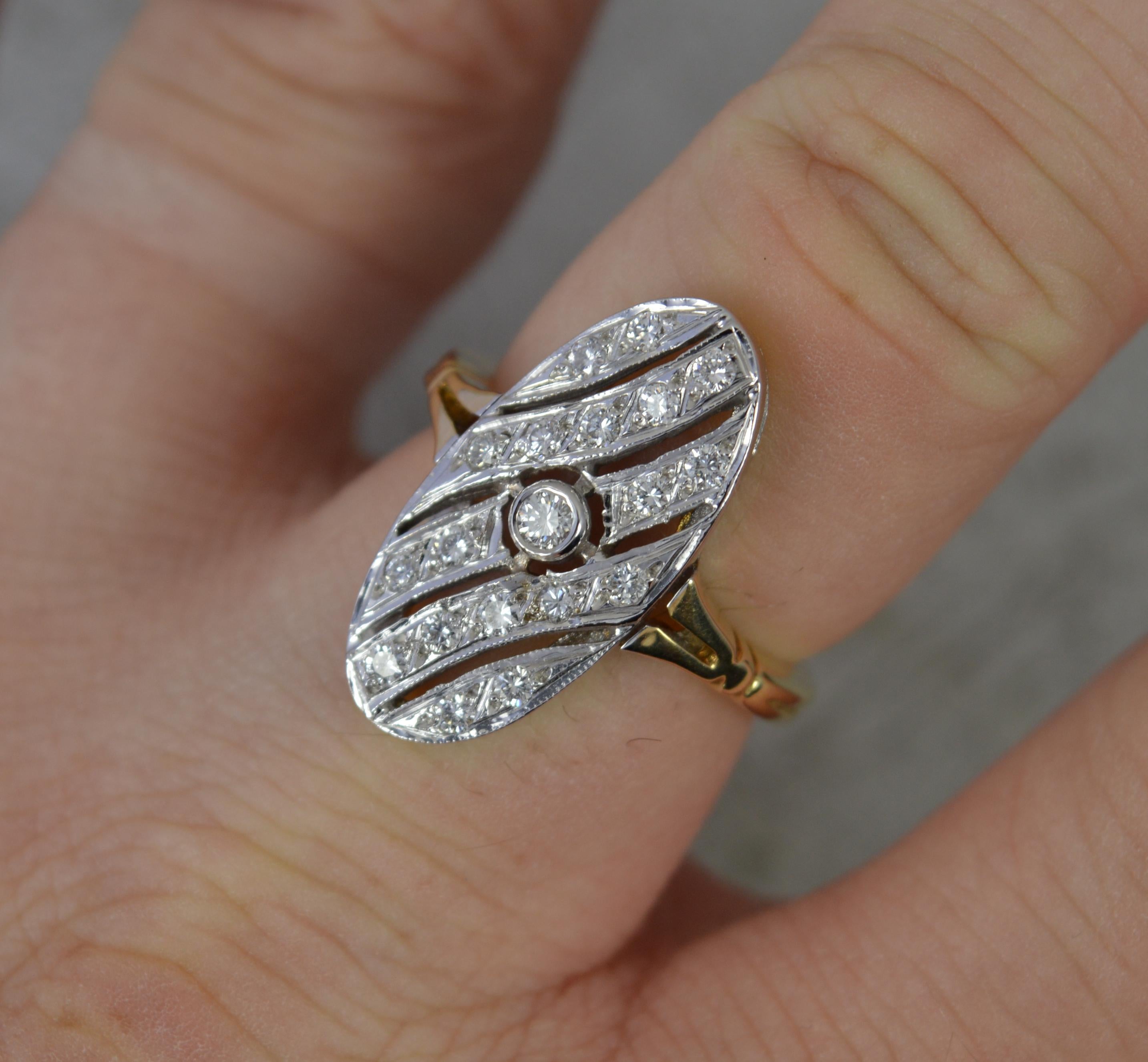 Taille ronde Bague grappe à panneaux ovales saisissants en or 14 carats et diamants en vente