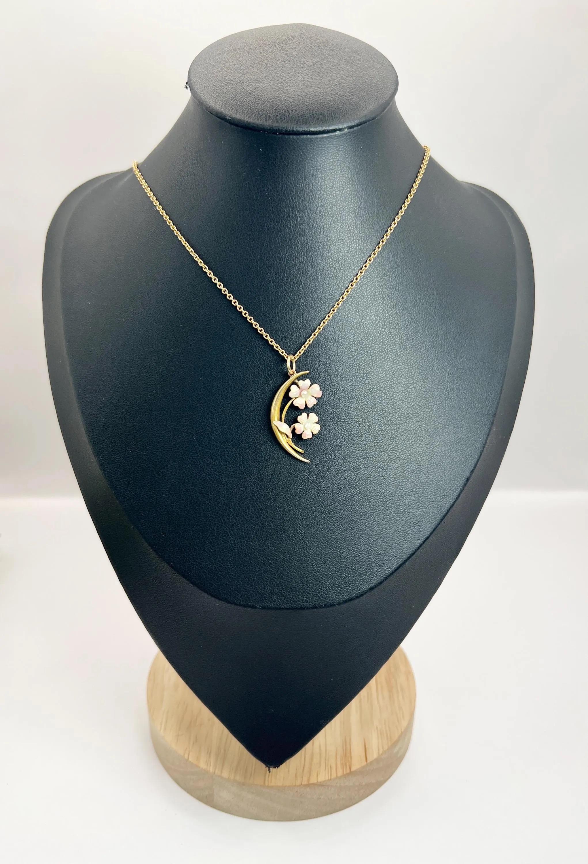 Edoardiano Ciondolo in oro 14ct, smalto edoardiano e perle a seme Forget Me Not Crescent Moon in vendita