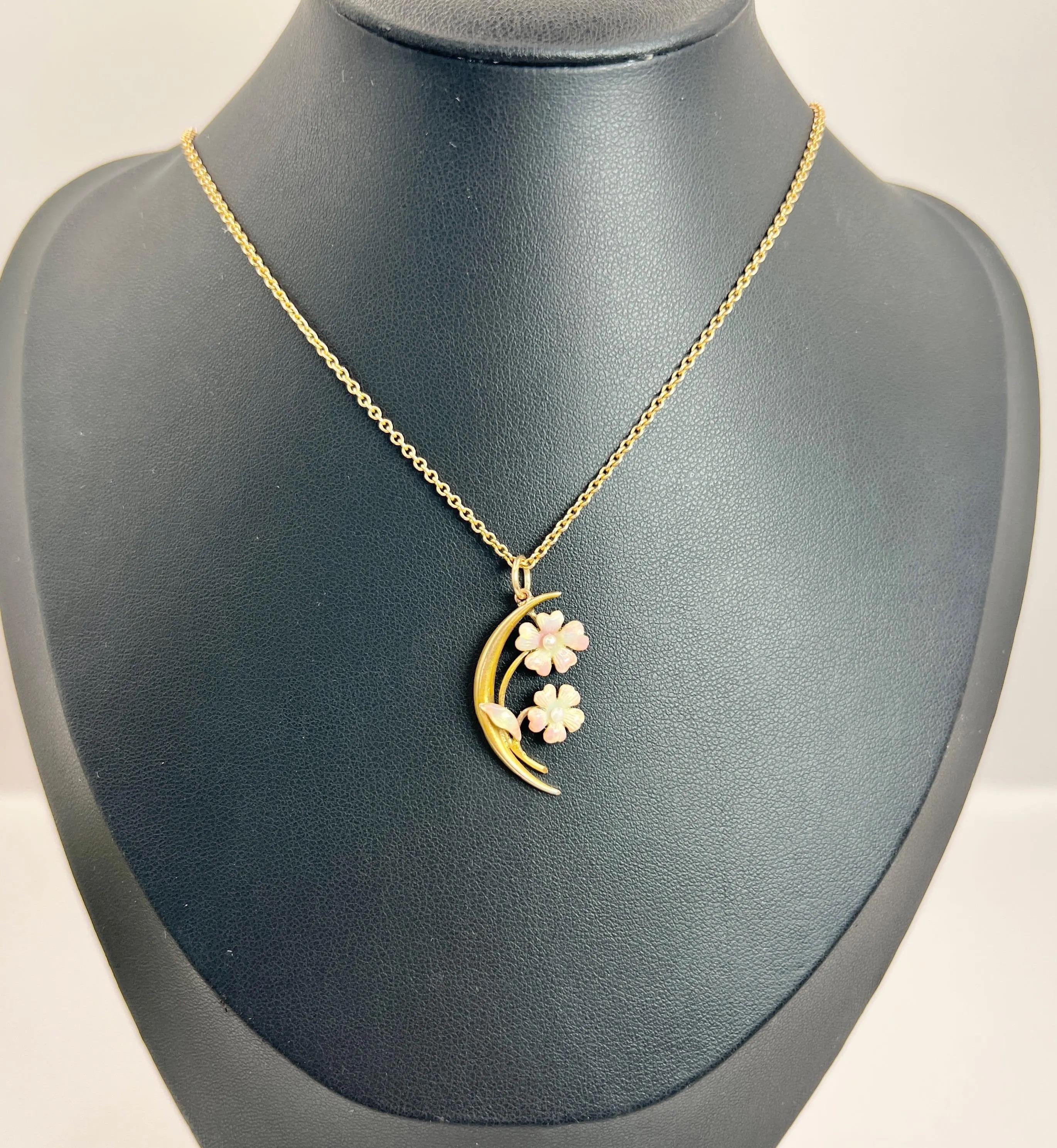 Taglio rotondo Ciondolo in oro 14ct, smalto edoardiano e perle a seme Forget Me Not Crescent Moon in vendita
