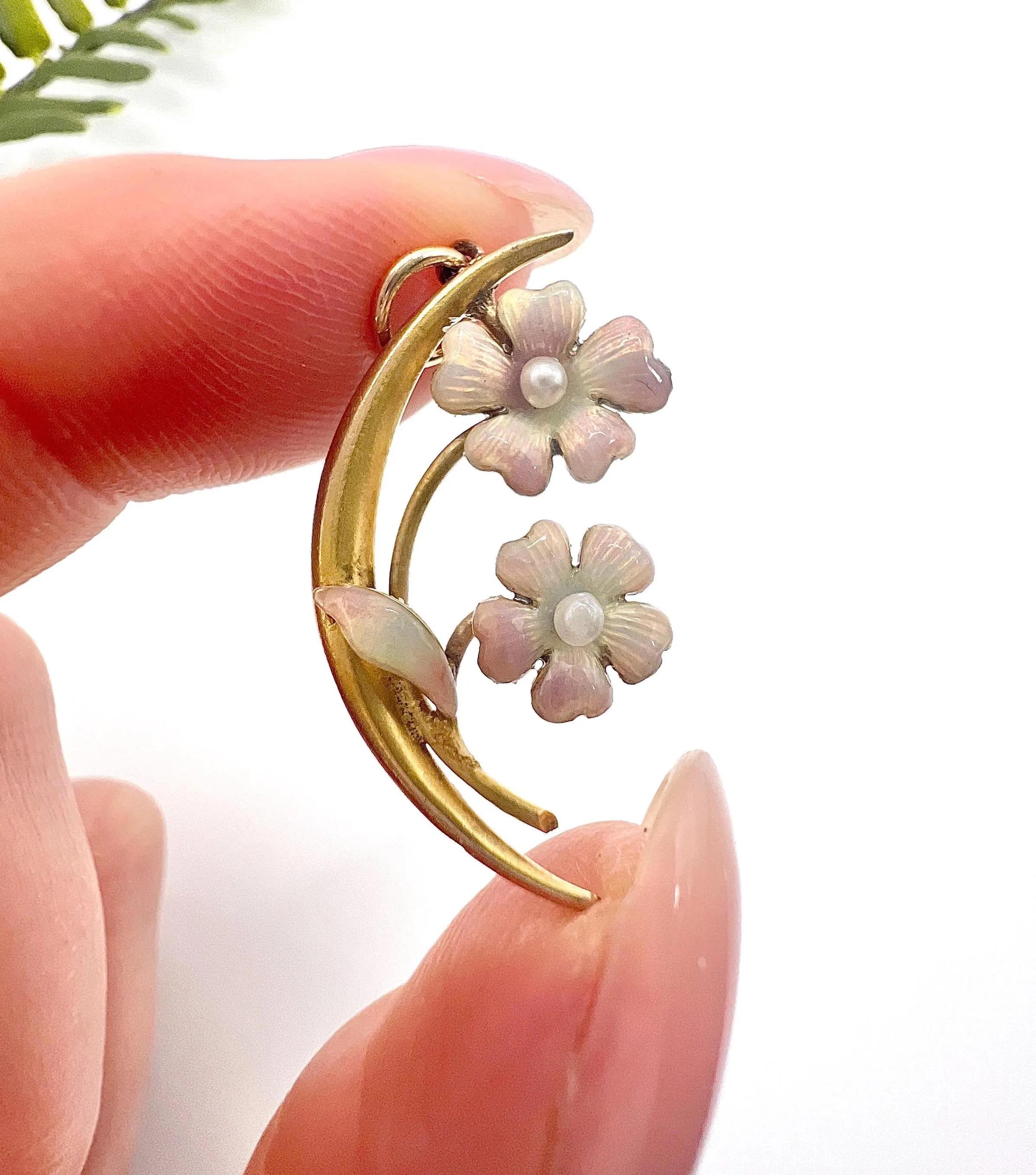 Ciondolo in oro 14ct, smalto edoardiano e perle a seme Forget Me Not Crescent Moon In condizioni buone in vendita a Brighton, GB