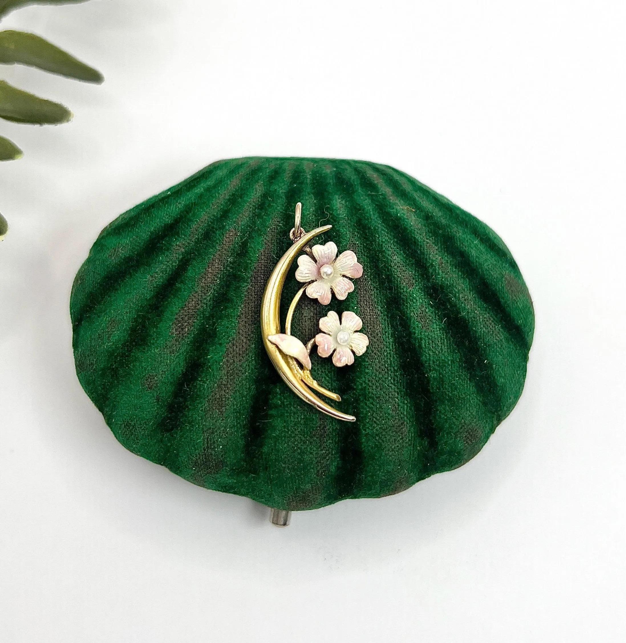 da uomo o donna Ciondolo in oro 14ct, smalto edoardiano e perle a seme Forget Me Not Crescent Moon in vendita