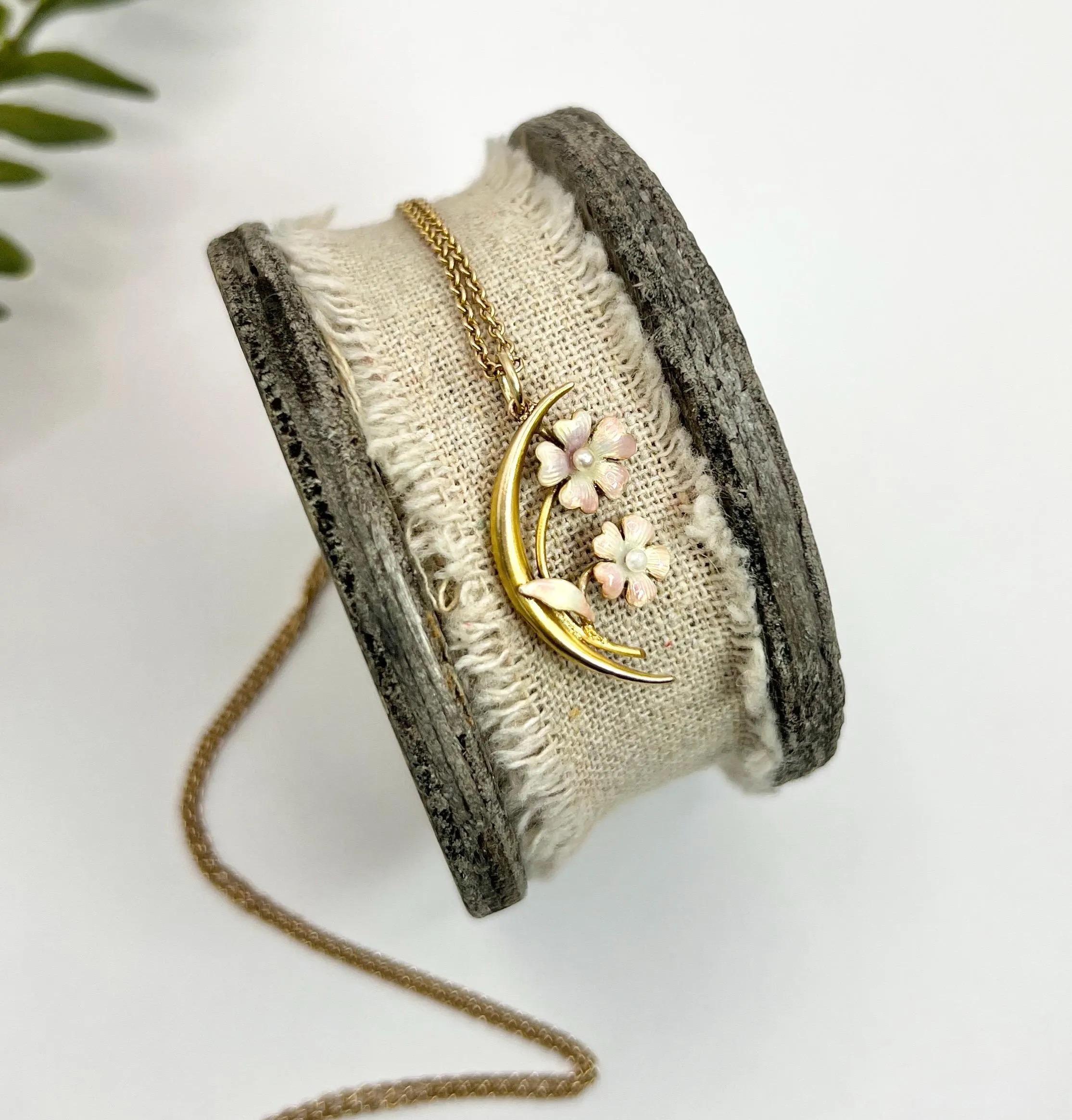 Ciondolo in oro 14ct, smalto edoardiano e perle a seme Forget Me Not Crescent Moon in vendita 1