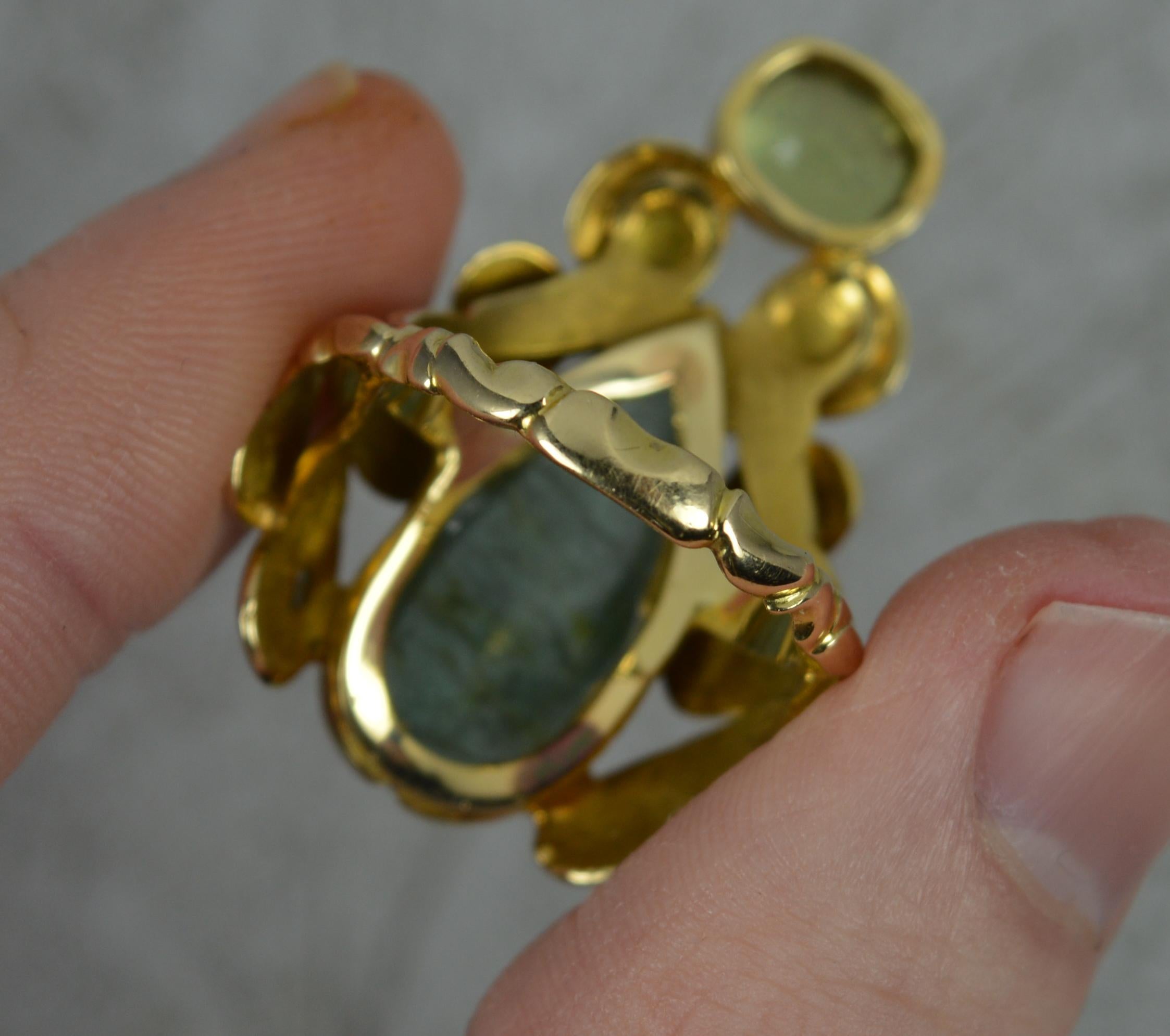 14ct Gold Green Tourmaline Cabochon and Peridot Floral Ring For Sale 2
