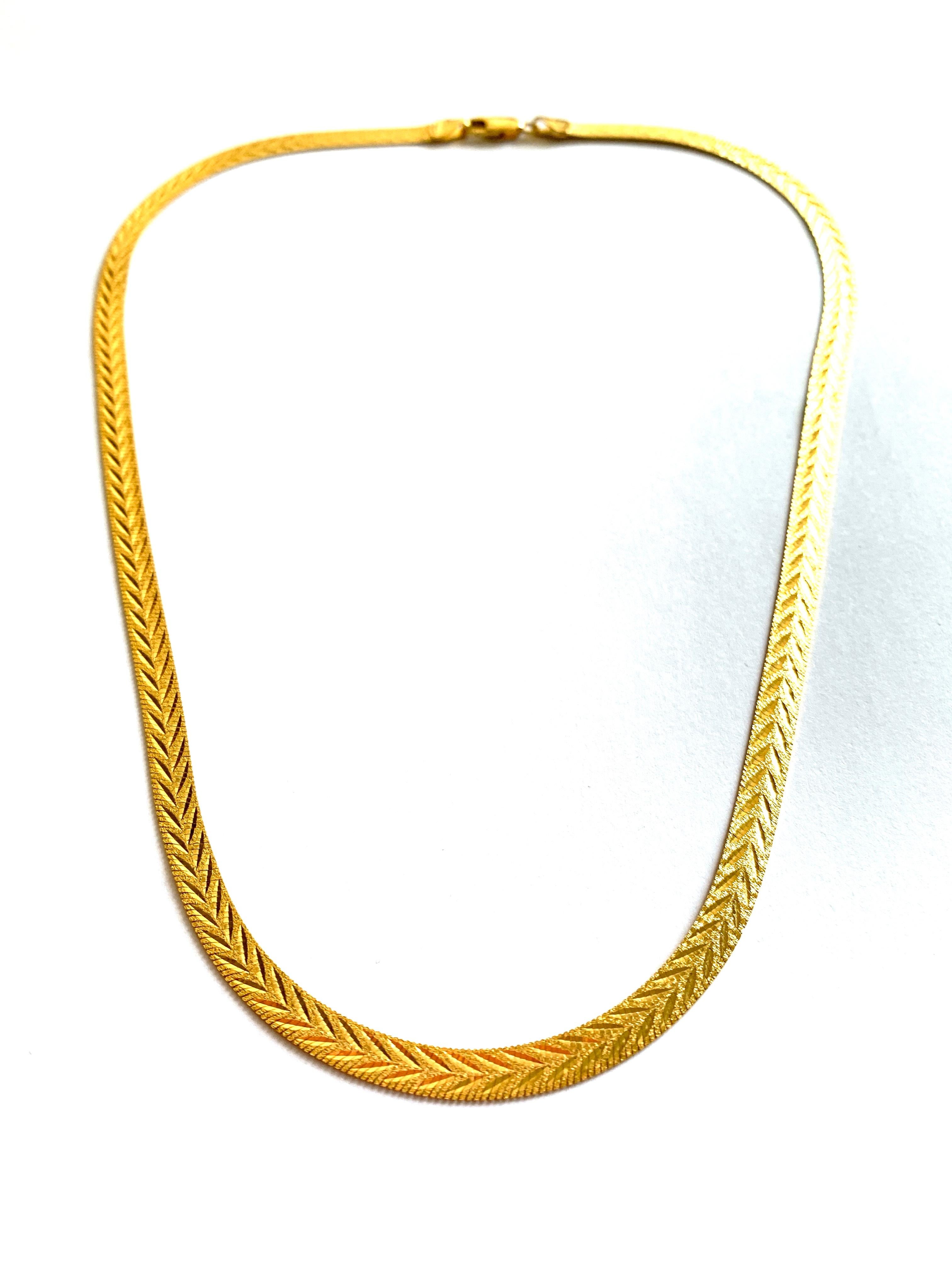 14ct 585 Gold
Flat serpentine necklace
Fully Hallmarked by London assay offices
Circa 1980s
Weight 10.4 grammes
Length 18 Inches
Very Good Condition 