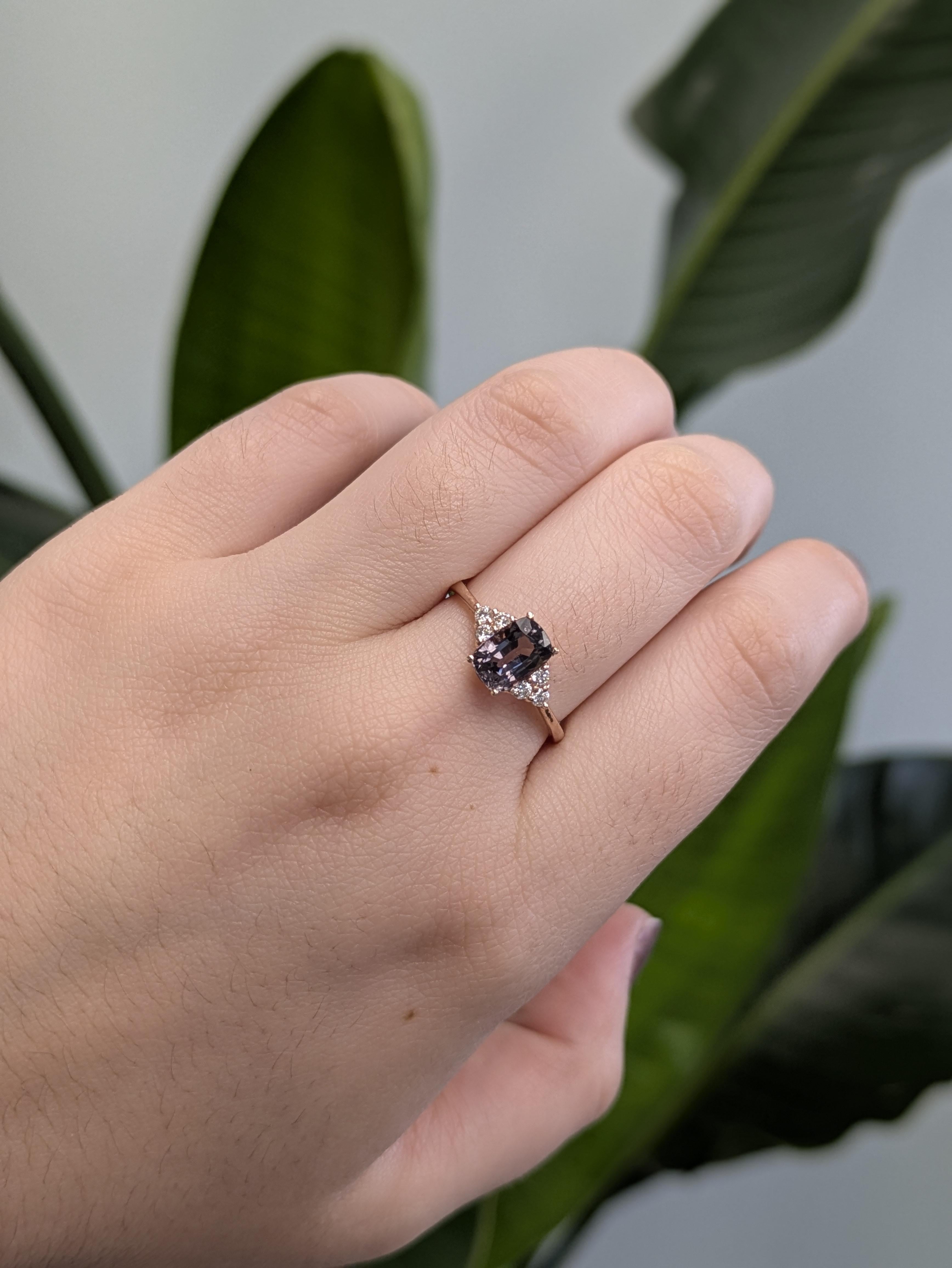 Ein seltener grauer Spinell im Kissenschliff von 1,43 Karat aus Madagaskar steht im Mittelpunkt dieses raffinierten Rings aus 14 Karat Roségold. Sein rauchiger, silbriger Farbton verändert sich mit dem Licht und bietet eine ruhige Tiefe und ein