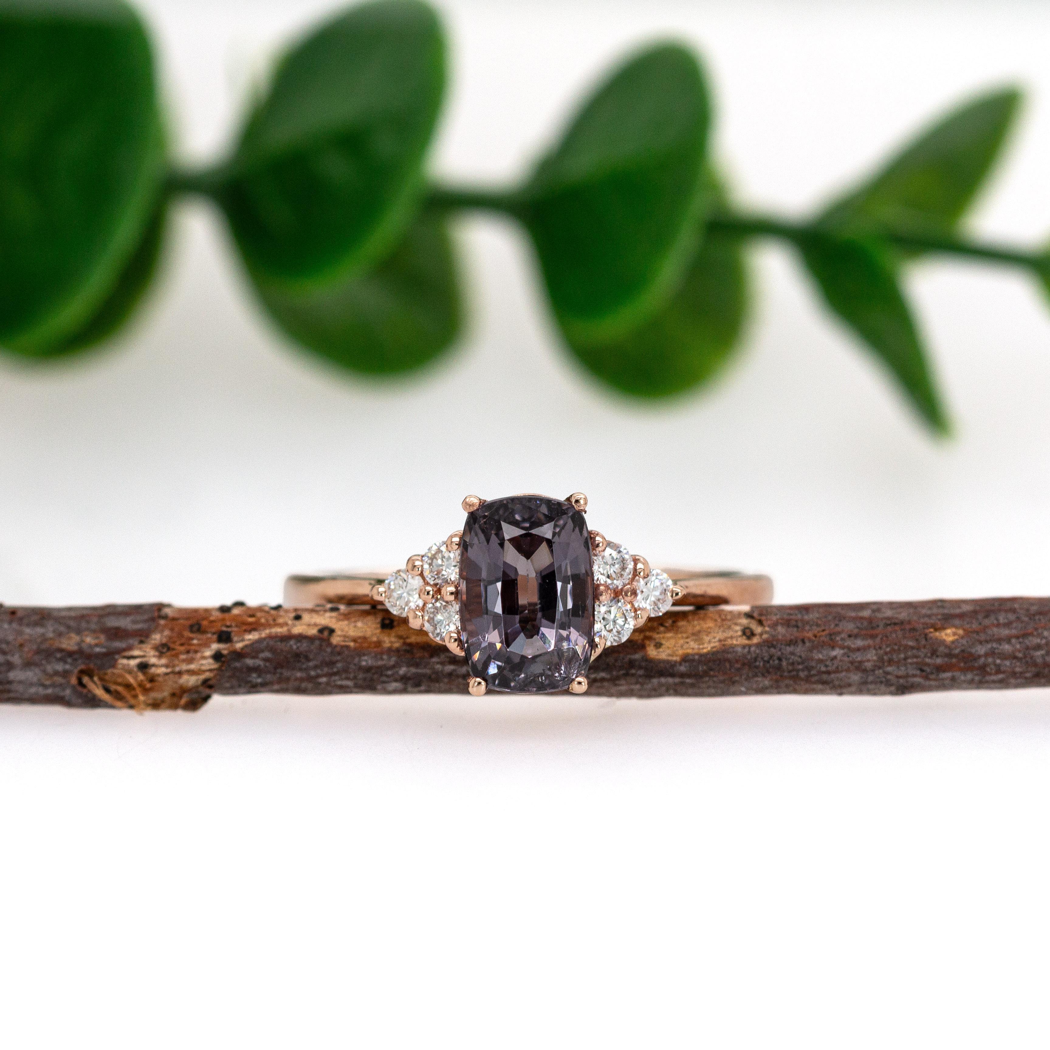 1,4ct Grauer Spinell Ring mit natürlichen Diamanten Akzente in 14K Rose Gold  CU 8x4,5mm (Kissenschliff) im Angebot