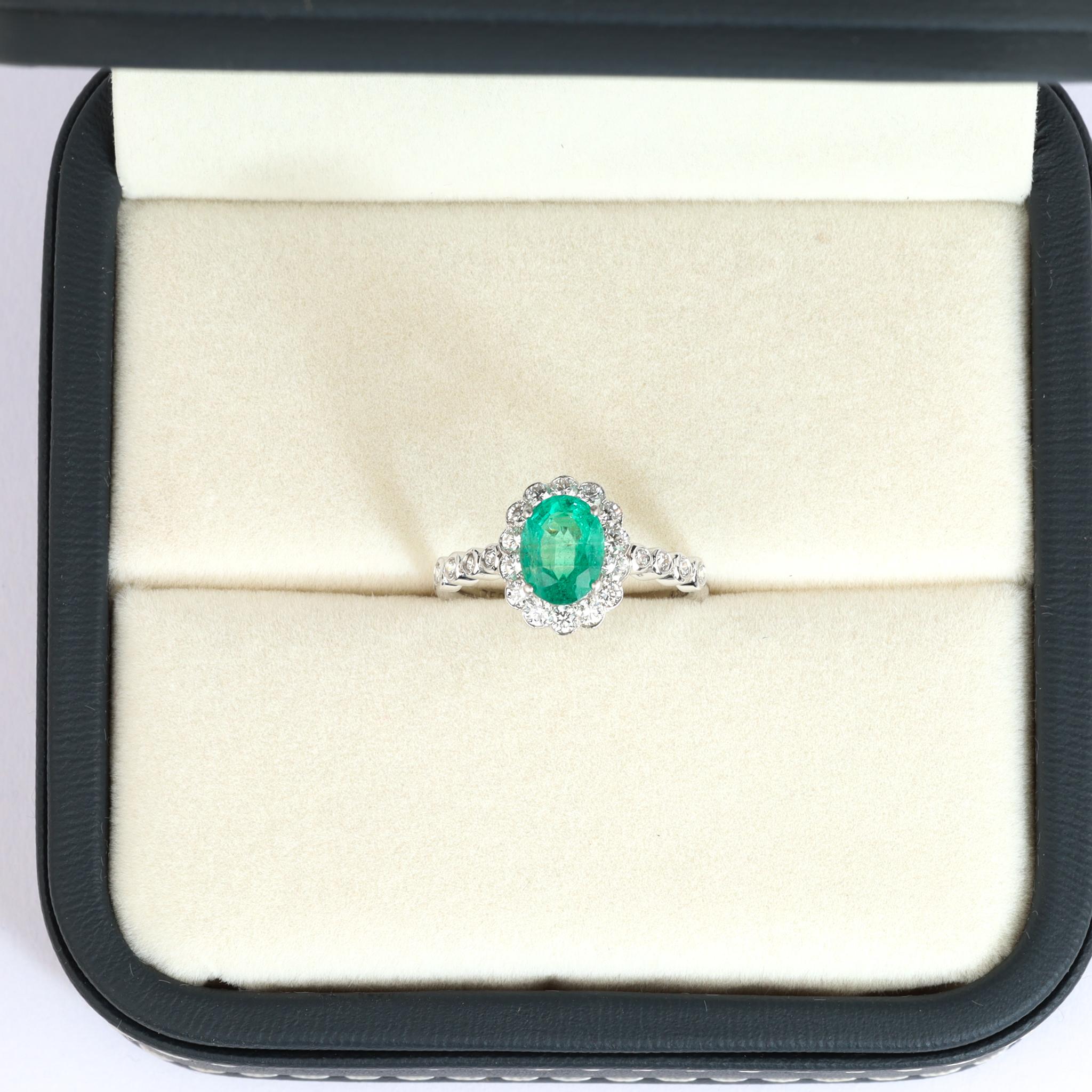 1,4ct Natürlicher Ovalschliff Smaragd & Diamant Halo Verlobungsring in 18K Weißgold im Angebot 1