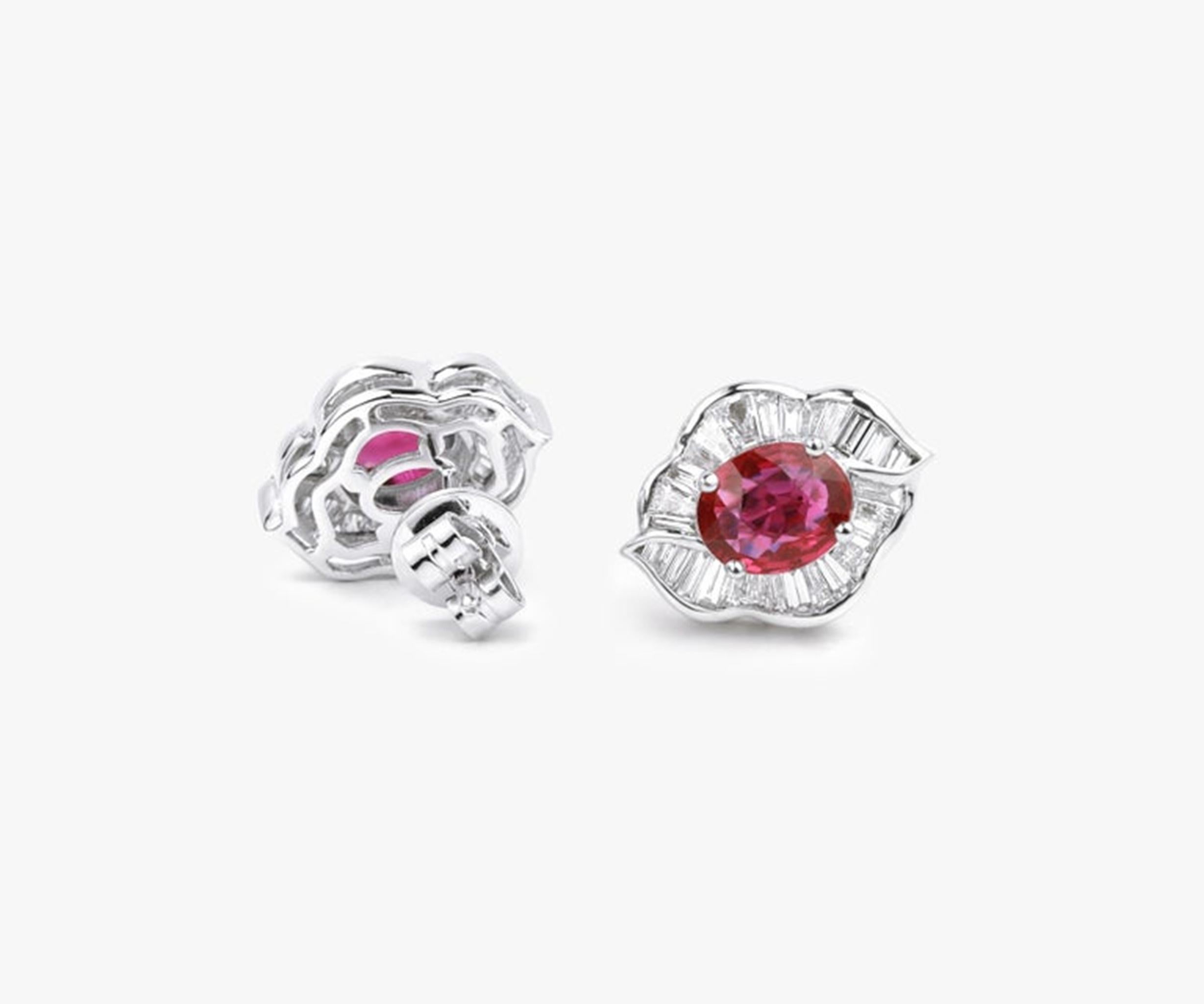 Außergewöhnliche ovale Ohrstecker mit natürlichen Rubin-Diamanten, Halo-Diamant in 18 Karat Gold im Zustand „Neu“ im Angebot in Jaipur, RJ
