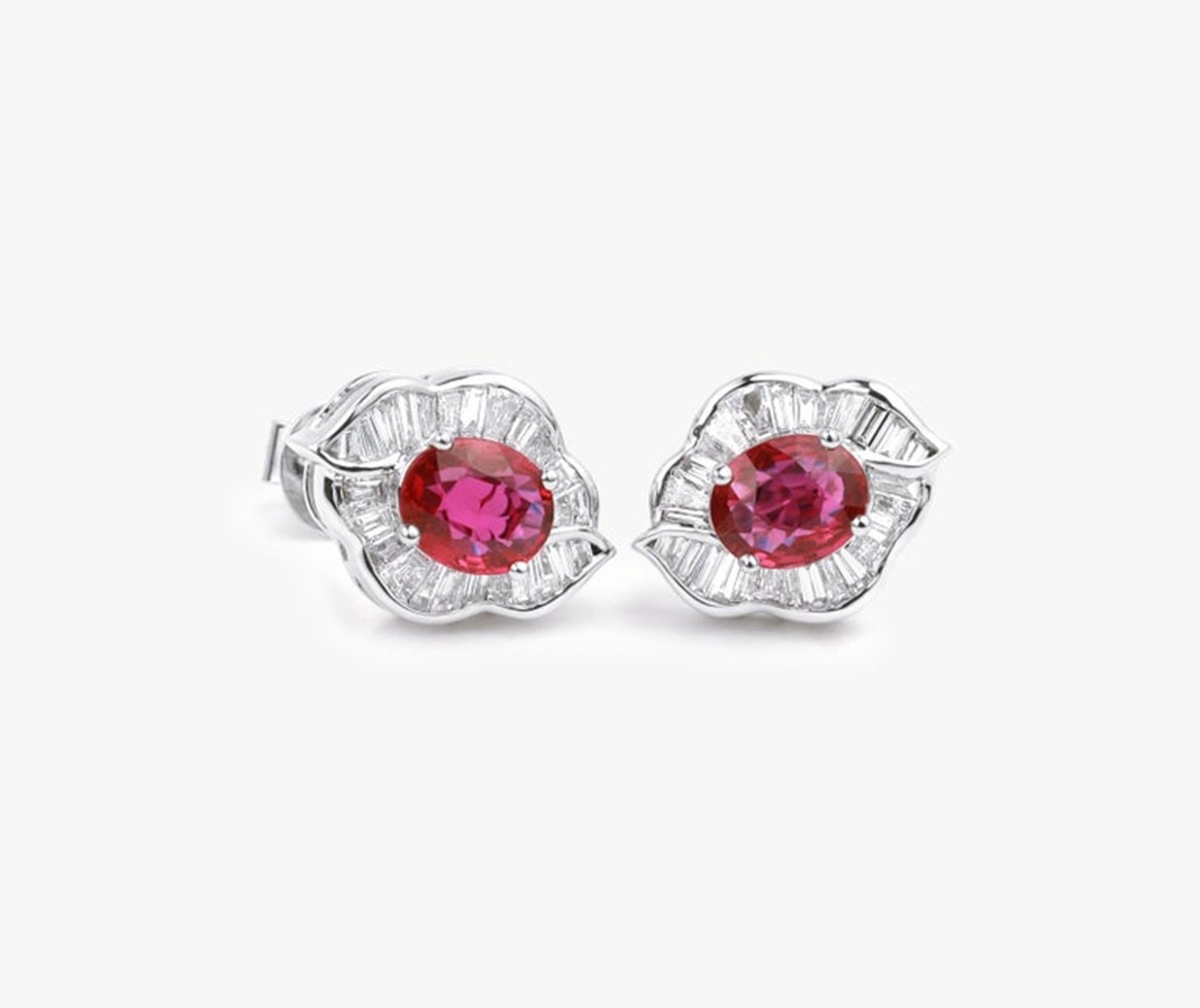 Außergewöhnliche ovale Ohrstecker mit natürlichen Rubin-Diamanten, Halo-Diamant in 18 Karat Gold Damen im Angebot