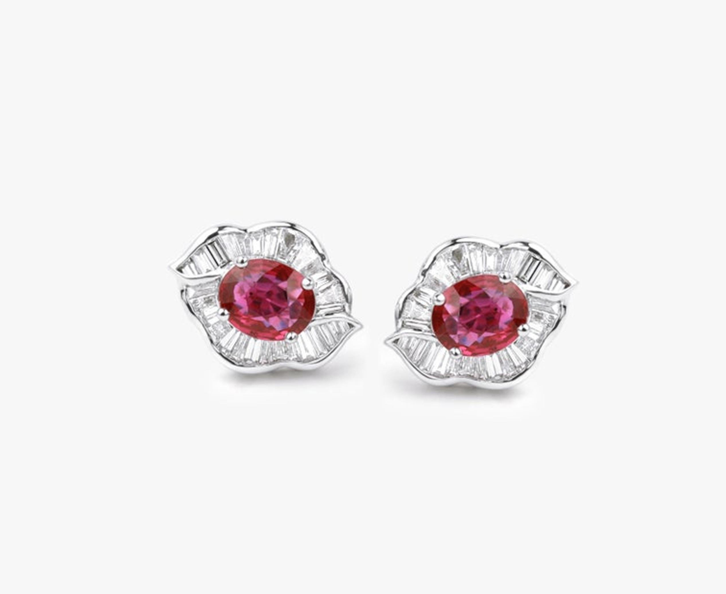 Außergewöhnliche ovale Ohrstecker mit natürlichen Rubin-Diamanten, Halo-Diamant in 18 Karat Gold im Angebot 1