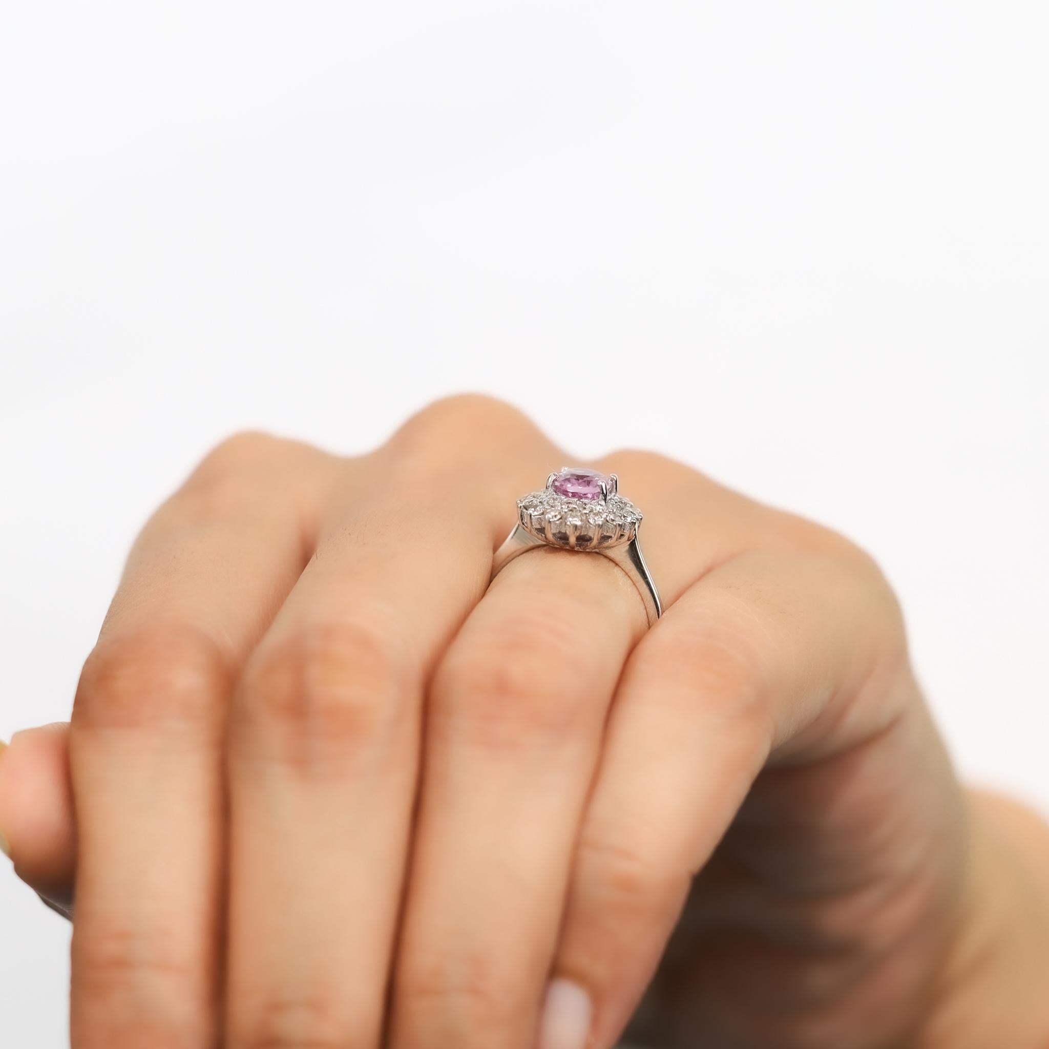 Bague de fiançailles double halo de 1,4 ct de saphirs roses ovales et de diamants - or blanc 18 ct en vente 4