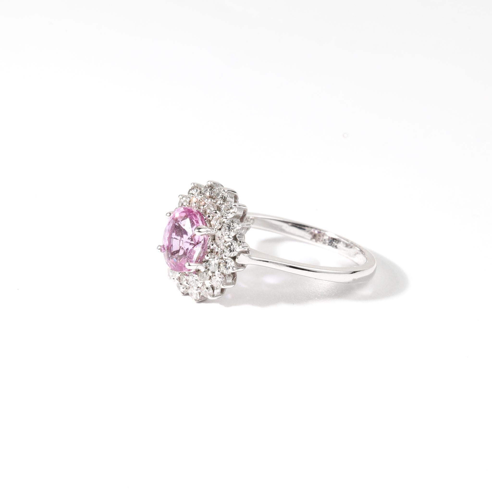✨ Description du produit :
Irradiant de romantisme et de sophistication, cette bague de fiançailles Art déco à double halo de saphirs roses et de diamants est ornée d'un saphir rose naturel de taille ovale d'environ 1,4 carat, célèbre pour sa teinte