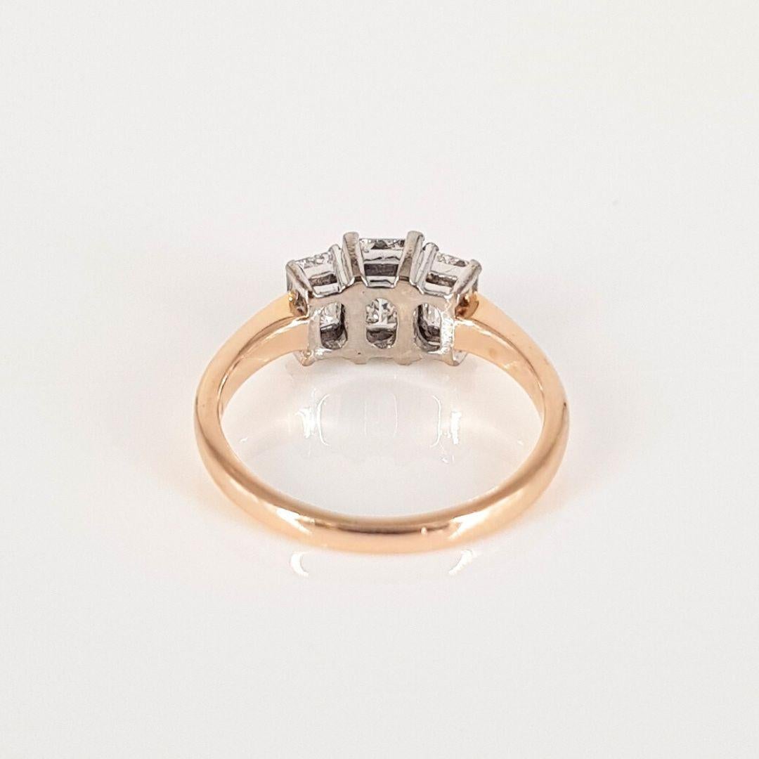 Taglio smeraldo Anello trilogy con diamanti taglio smeraldo in oro rosa e bianco 14 ct.
