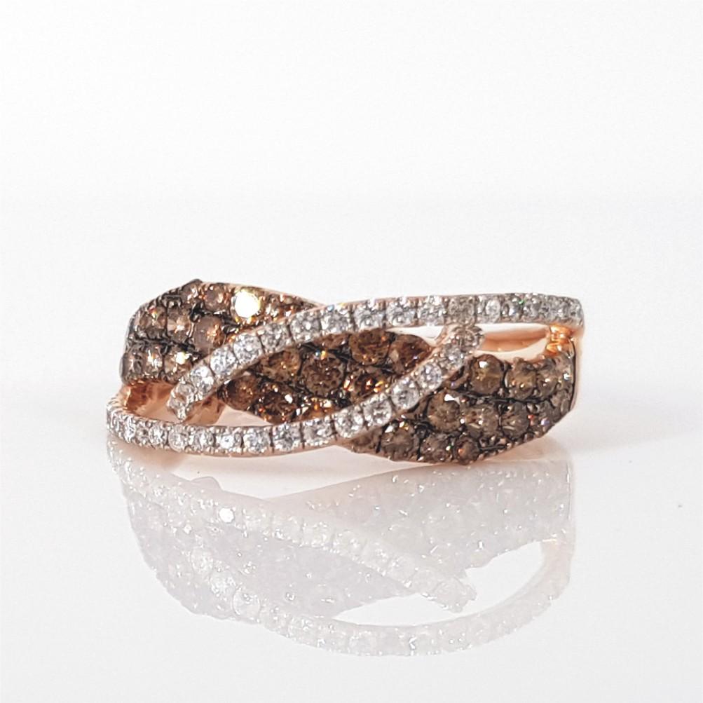 Eine schöne Cognac & Diamond Parure von Schmuck, bestehend aus einem Ring und Ohrringe.
Dieses atemberaubende Ring- und Ohrring-Set mit Smaragden und Diamanten ist in 14 Karat Roségold gefasst.

Ring Details: 		39 RBC-Diamanten mit einem