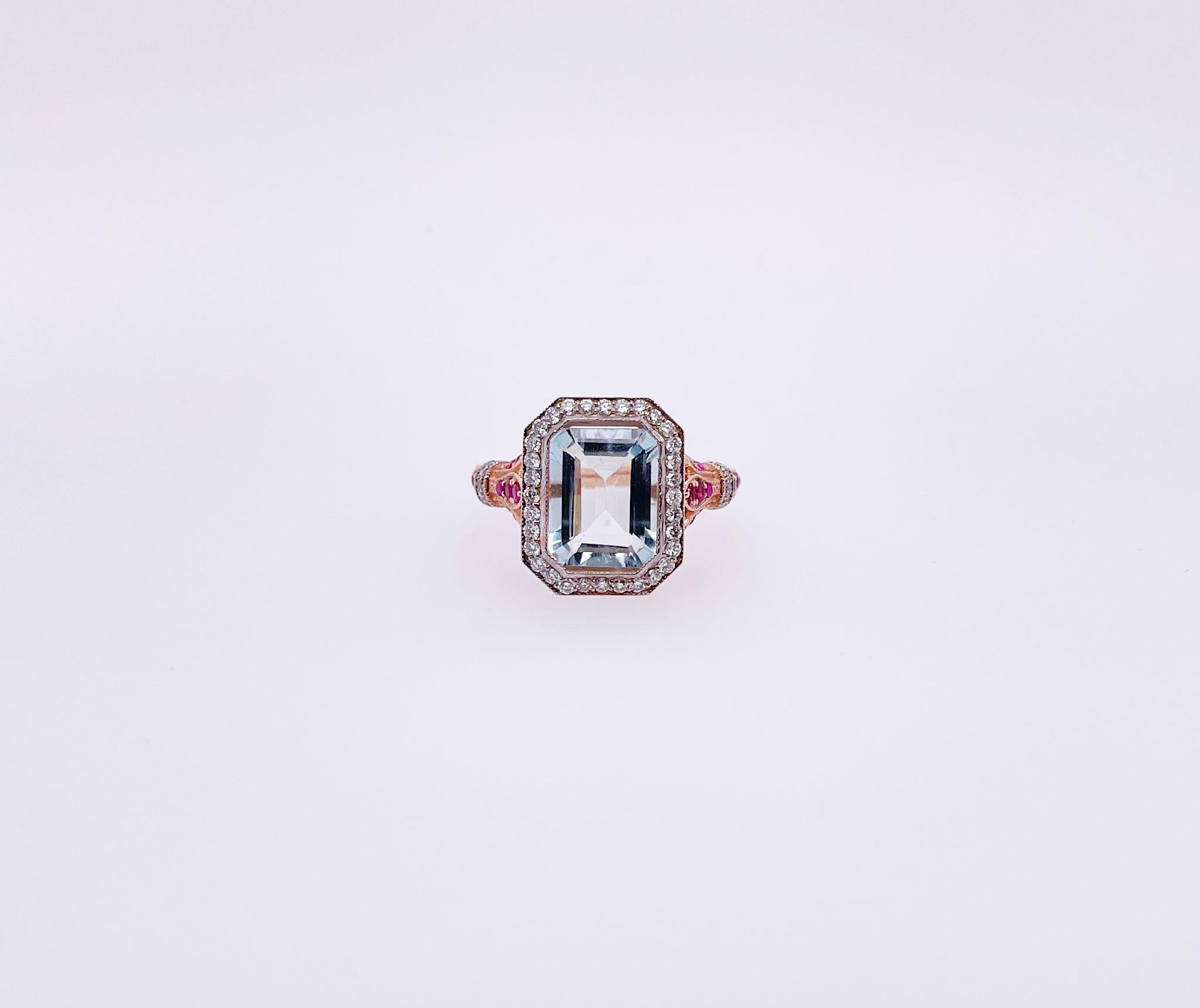 ring aus 14 Karat Roségold mit Aquamarin im Smaragdschliff, Diamanten und Rubin. 
Aquamarin Gewicht: 3,46ct
Aquamarinfarbe: mittelhell
Gewichte der Diamanten: 0.37ct 
Farbe/Klarheit des Diamanten: H, VS2-SI
Rubin Gewichte: 0.47ct 
Gesamtgewicht des