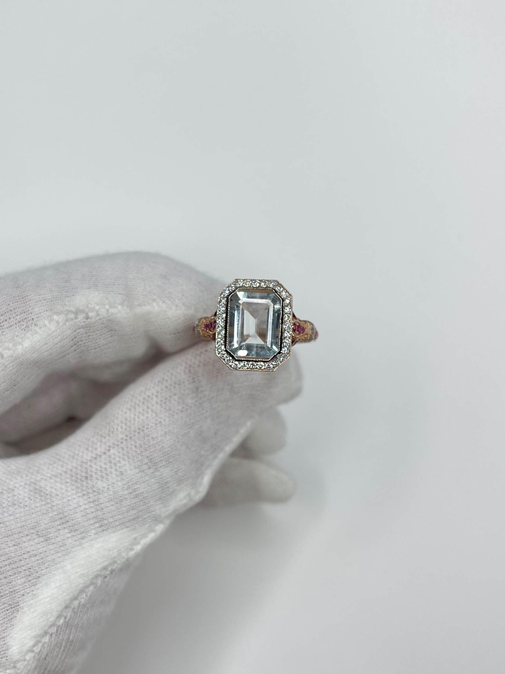 Ring aus 14 Karat Roségold mit Aquamarin im Smaragdschliff, Diamanten und Rubinen im Angebot 1