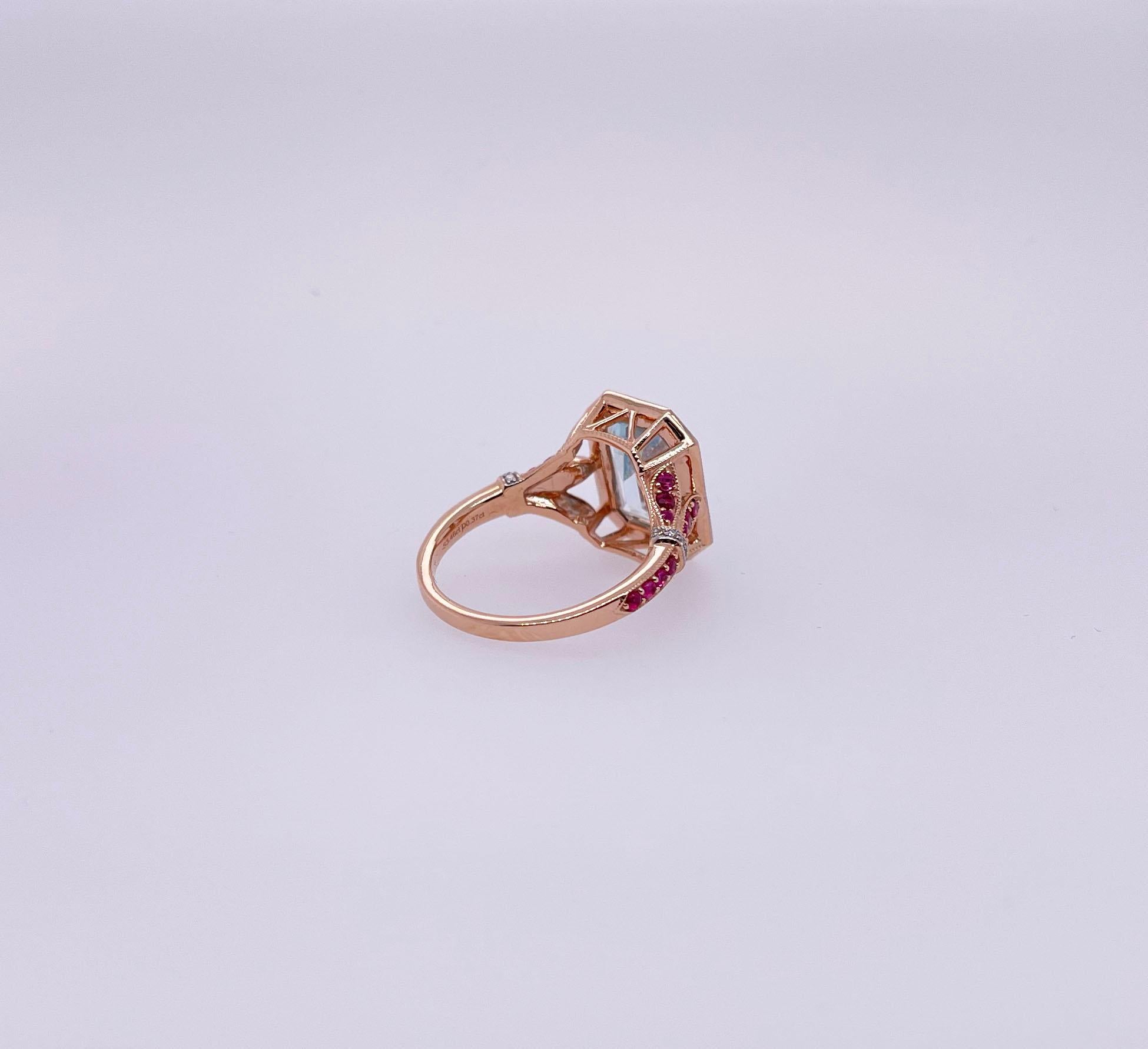 Ring aus 14 Karat Roségold mit Aquamarin im Smaragdschliff, Diamanten und Rubinen im Zustand „Neu“ im Angebot in Sydney, NSW