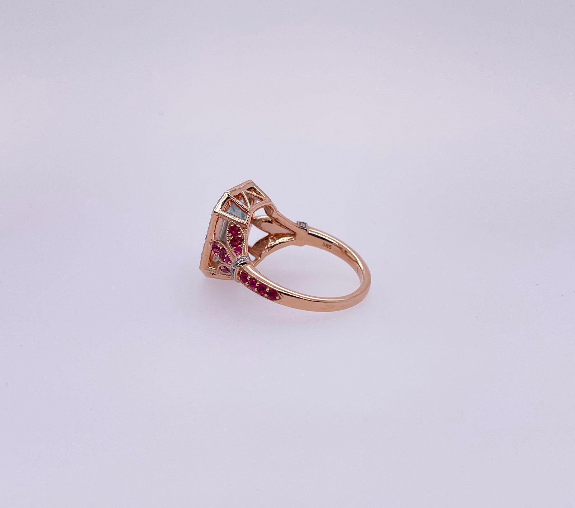 Ring aus 14 Karat Roségold mit Aquamarin im Smaragdschliff, Diamanten und Rubinen für Damen oder Herren im Angebot