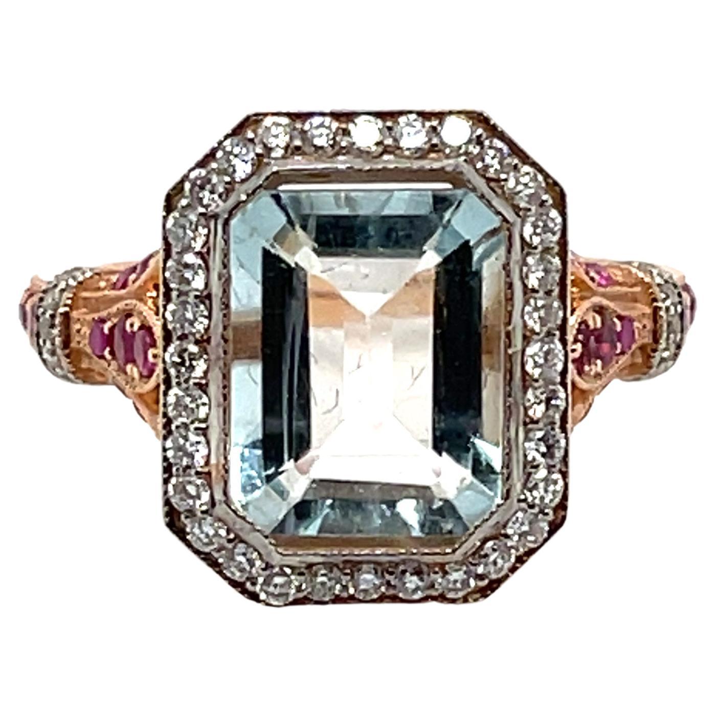 Ring aus 14 Karat Roségold mit Aquamarin im Smaragdschliff, Diamanten und Rubinen im Angebot