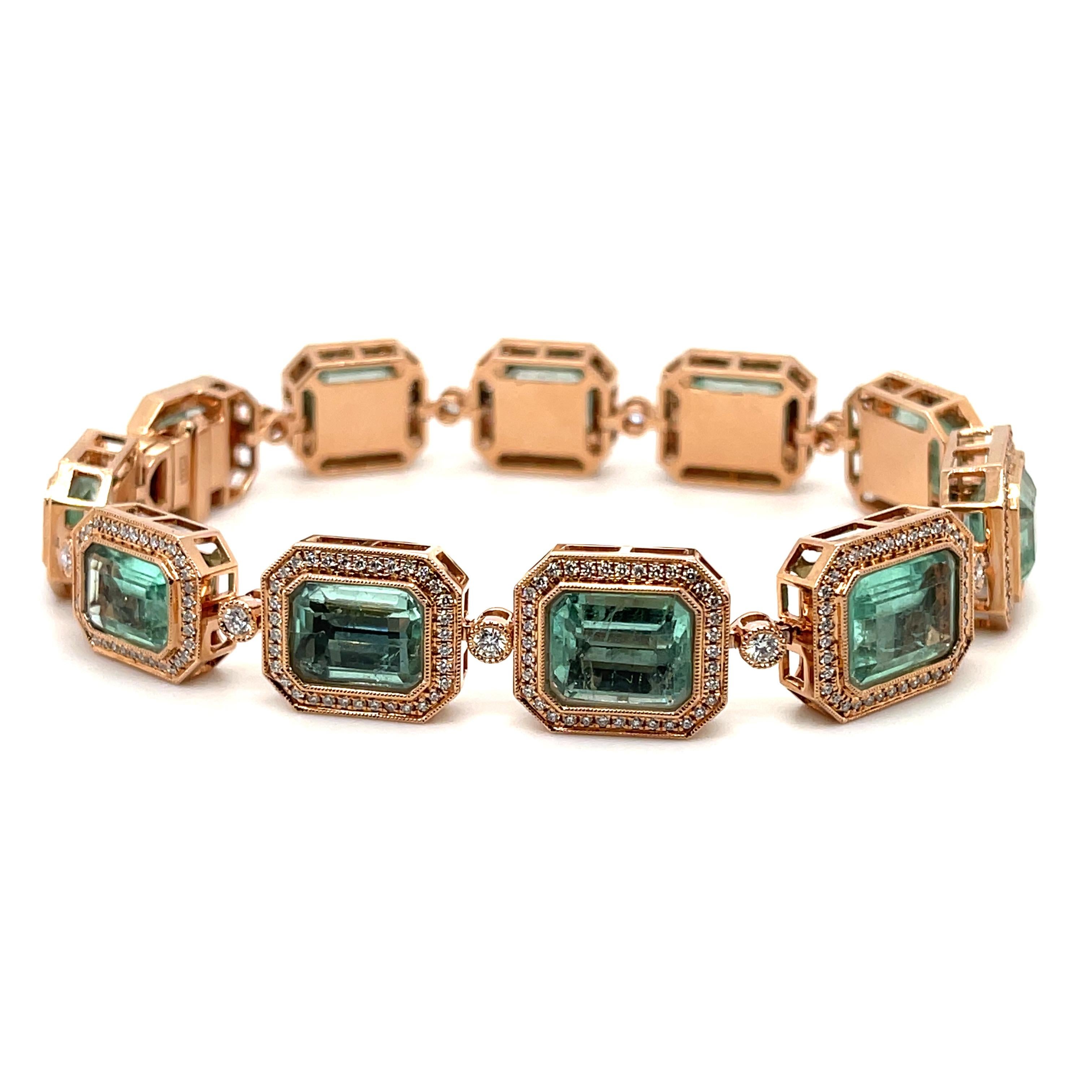 bracelet en or rose 14ct, émeraudes de Colombie taillées en forme d'émeraudes et diamants, avec fermoir à boîte. 
Poids des émeraudes : 19.97ct
Couleur émeraude : moyenne
Poids des diamants : 1.41ct
Couleur/clarité du diamant : H, VS1-SI
Poids total
