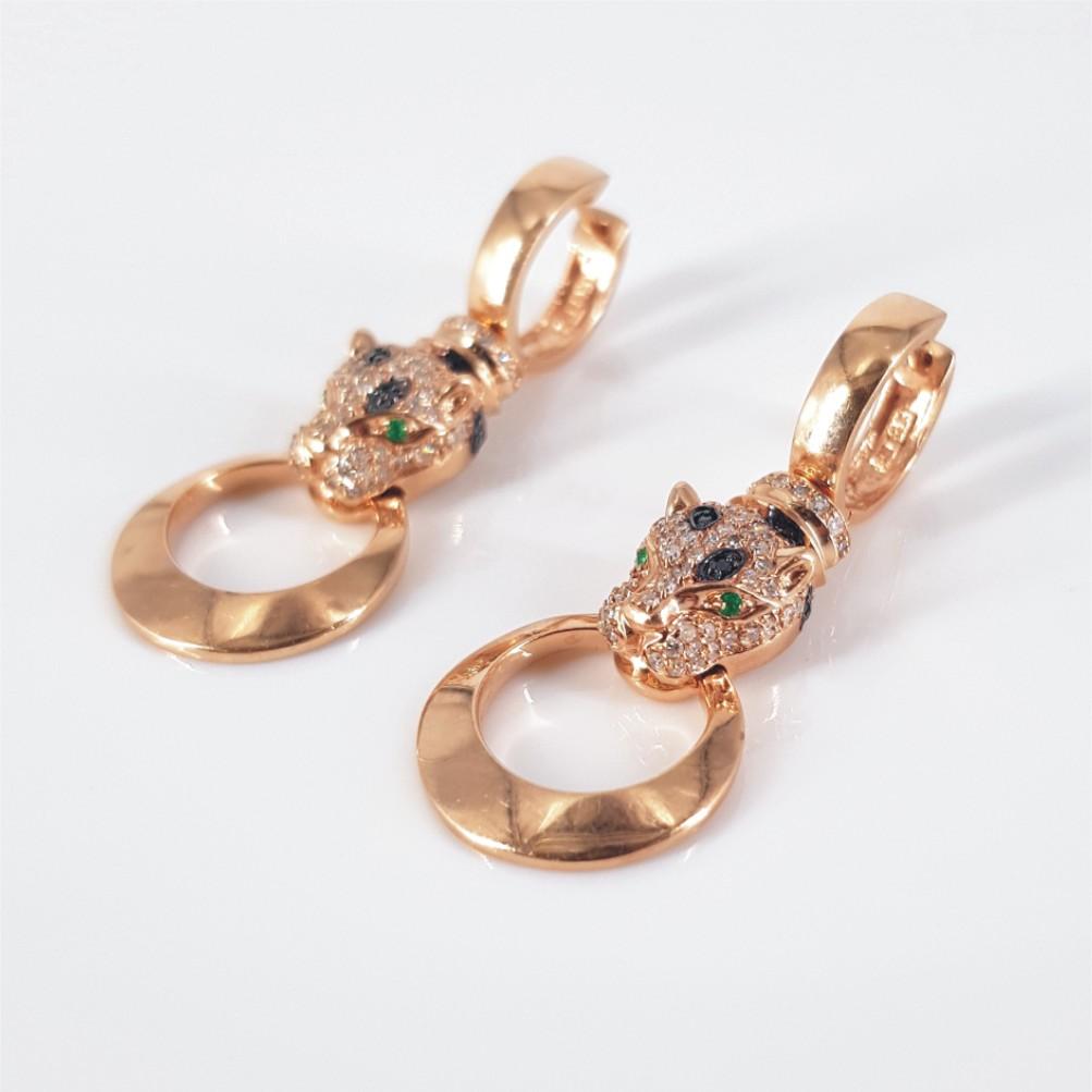 Dieses atemberaubende Paar Tropfenohrringe (10 mm x 17 mm) ist in 14 Karat Roségold gefasst und wiegt 11,3 Gramm. Sie enthalten 2 runde Smaragde im Brillantschliff mit einem Gewicht von je 0,02 Karat und 49 Diamanten im 8er-Schliff mit einem