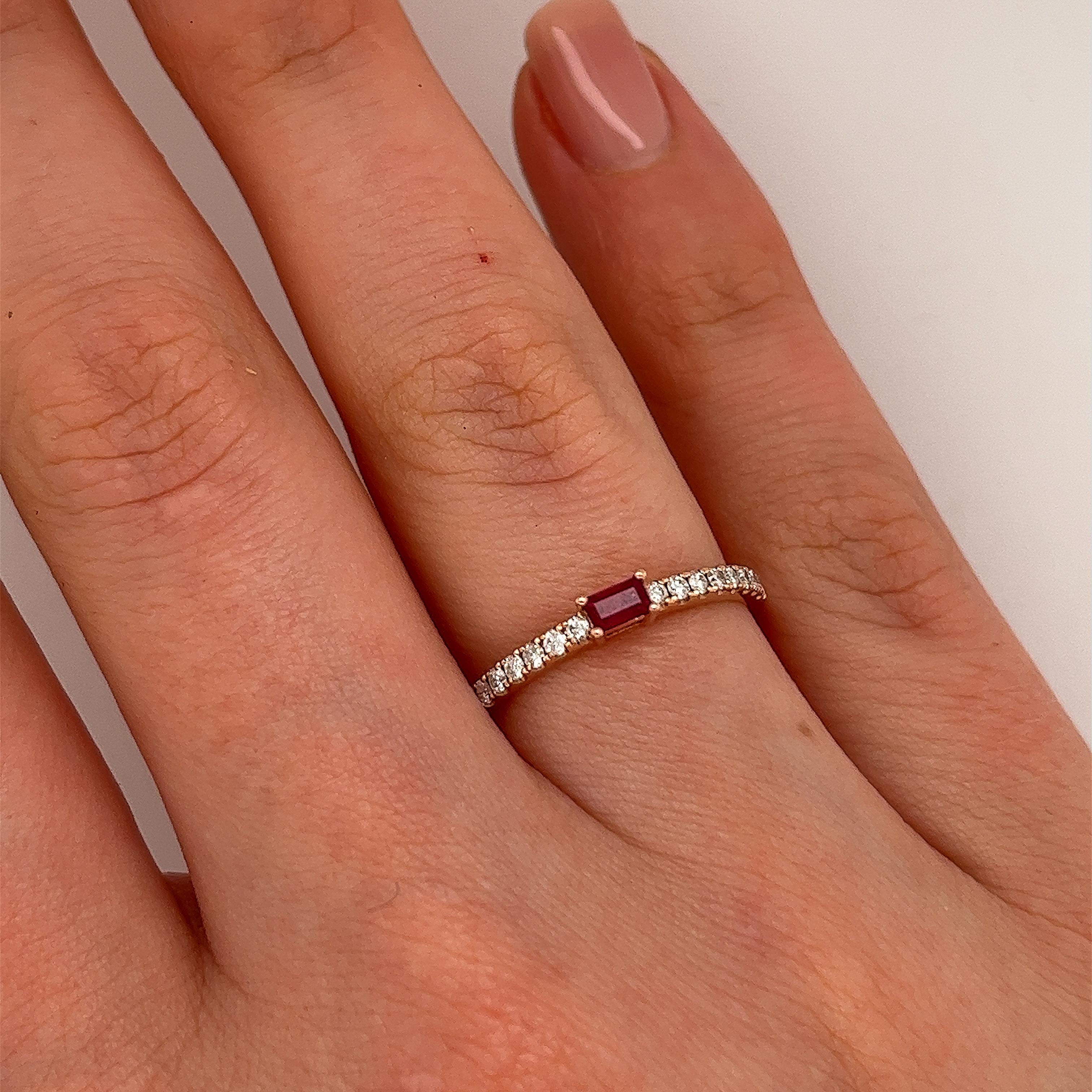 Dieser prächtige Ring mit Diamanten und Rubinen
besetzt mit einem runden Diamanten im Brillantschliff von 0,17ct H-I Farbe I2-I3 Reinheit und einem Rubin von 0,12ct Baguetteform.
In einer Fassung aus 18 Karat Roségold.
Dieser Ring ist elegant und