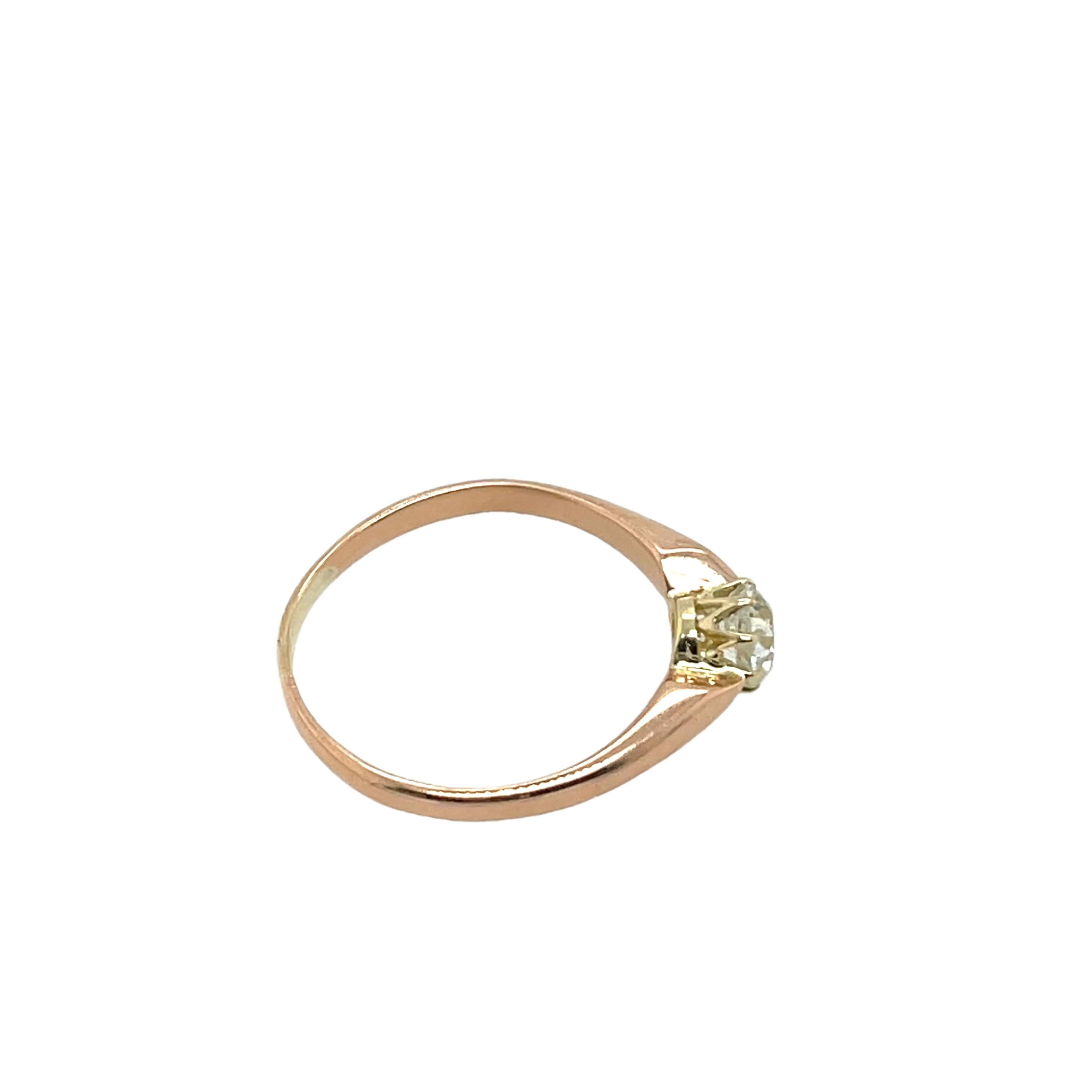 Ein klassischer Diamantring mit einem runden, altgeschliffenen Diamanten von 0,35 Karat, eingefasst in eine Mischung aus 14 Karat Roségold und Gelbgold. Das Design verbindet die Wärme des Goldes mit Eleganz.

Gesamtgewicht der Diamanten: