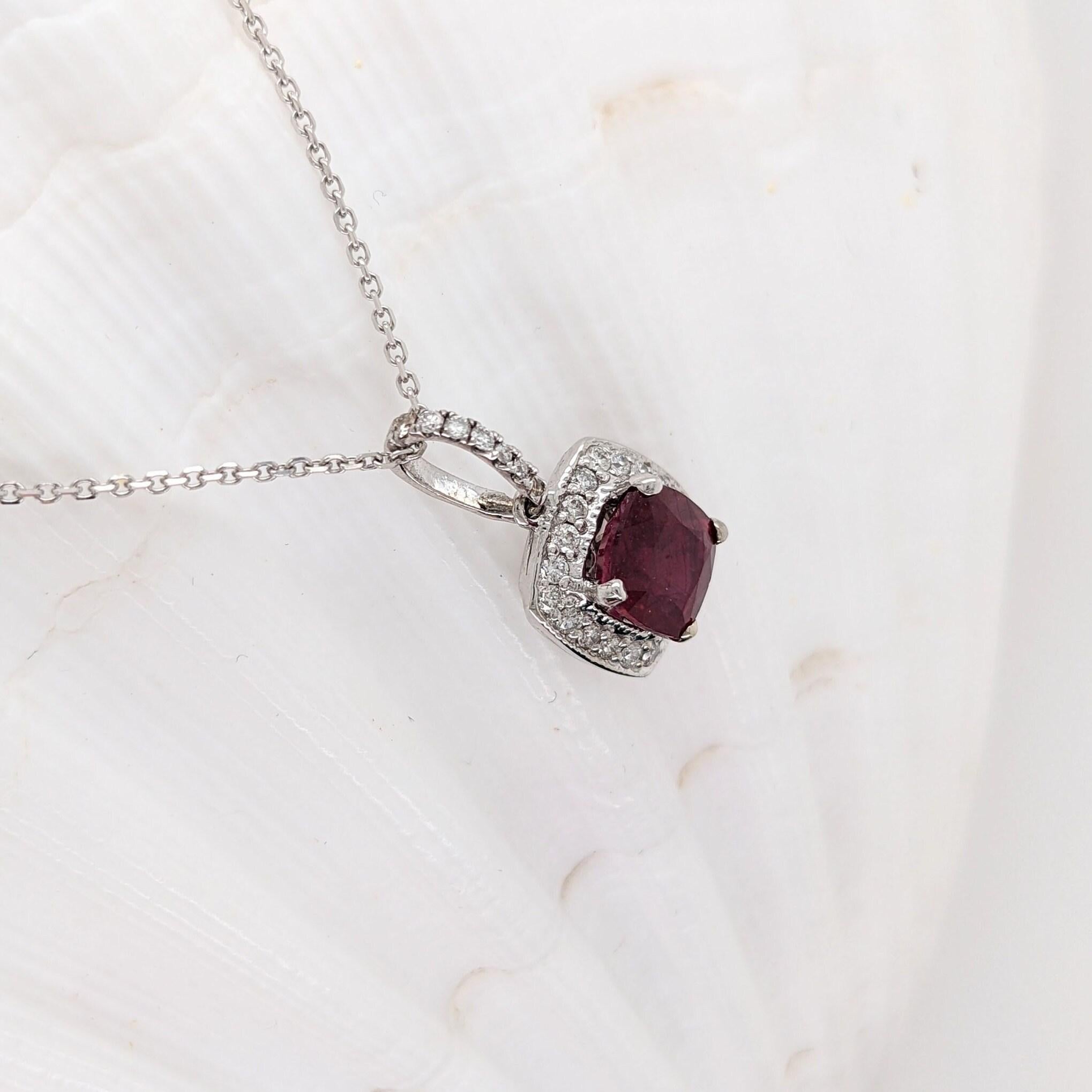 Ce magnifique pendentif est orné d'un rubis coussin de 1,45 carat, d'un halo de diamants naturels et d'une bague sertie de diamants, le tout serti dans de l'or massif 14 carats. Ce pendentif peut être un joli cadeau de pierre de naissance de juillet