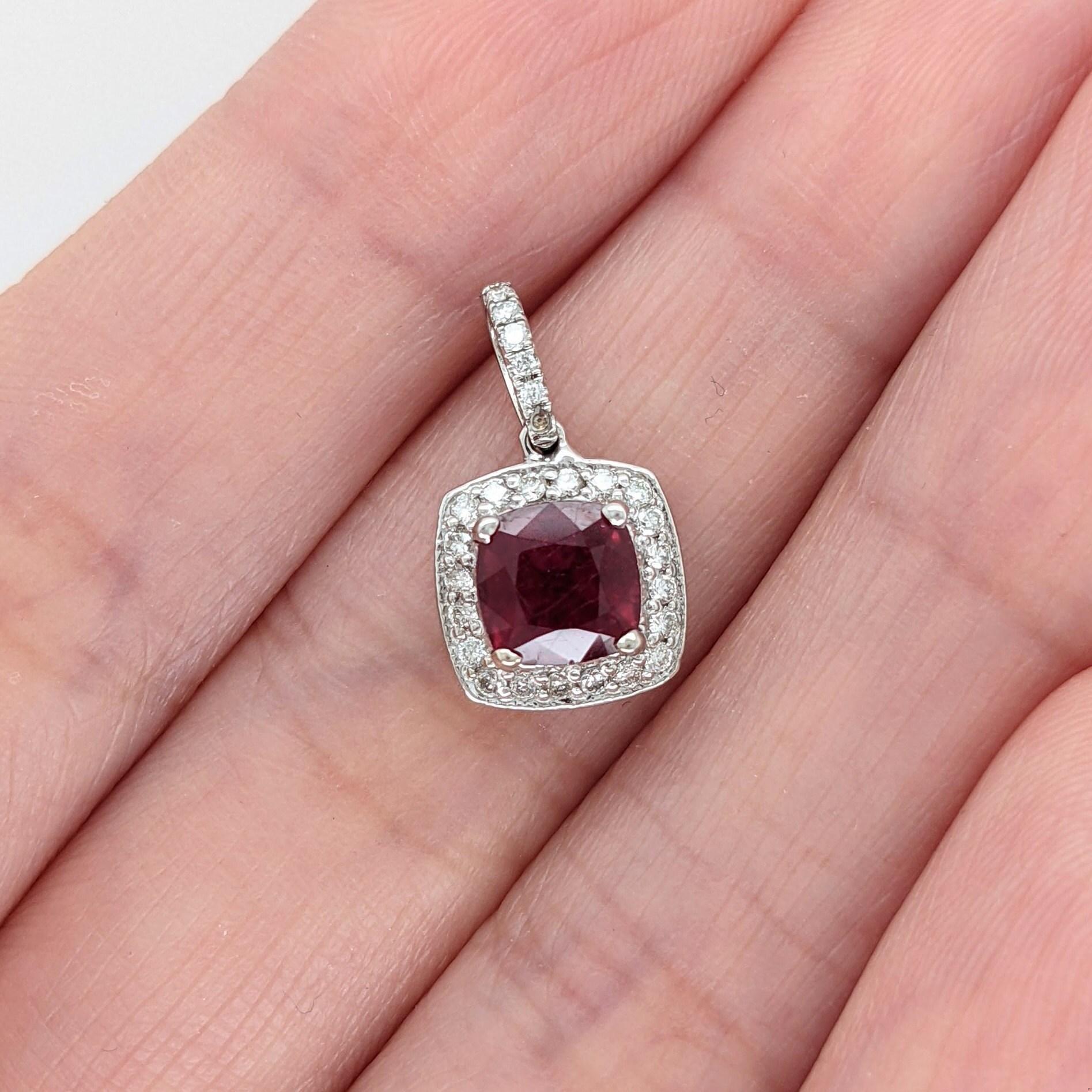 Moderne Pendentif coussin 6 mm en or blanc massif 14 carats avec rubis 1,4 carat et diamants extraits de la terre en vente